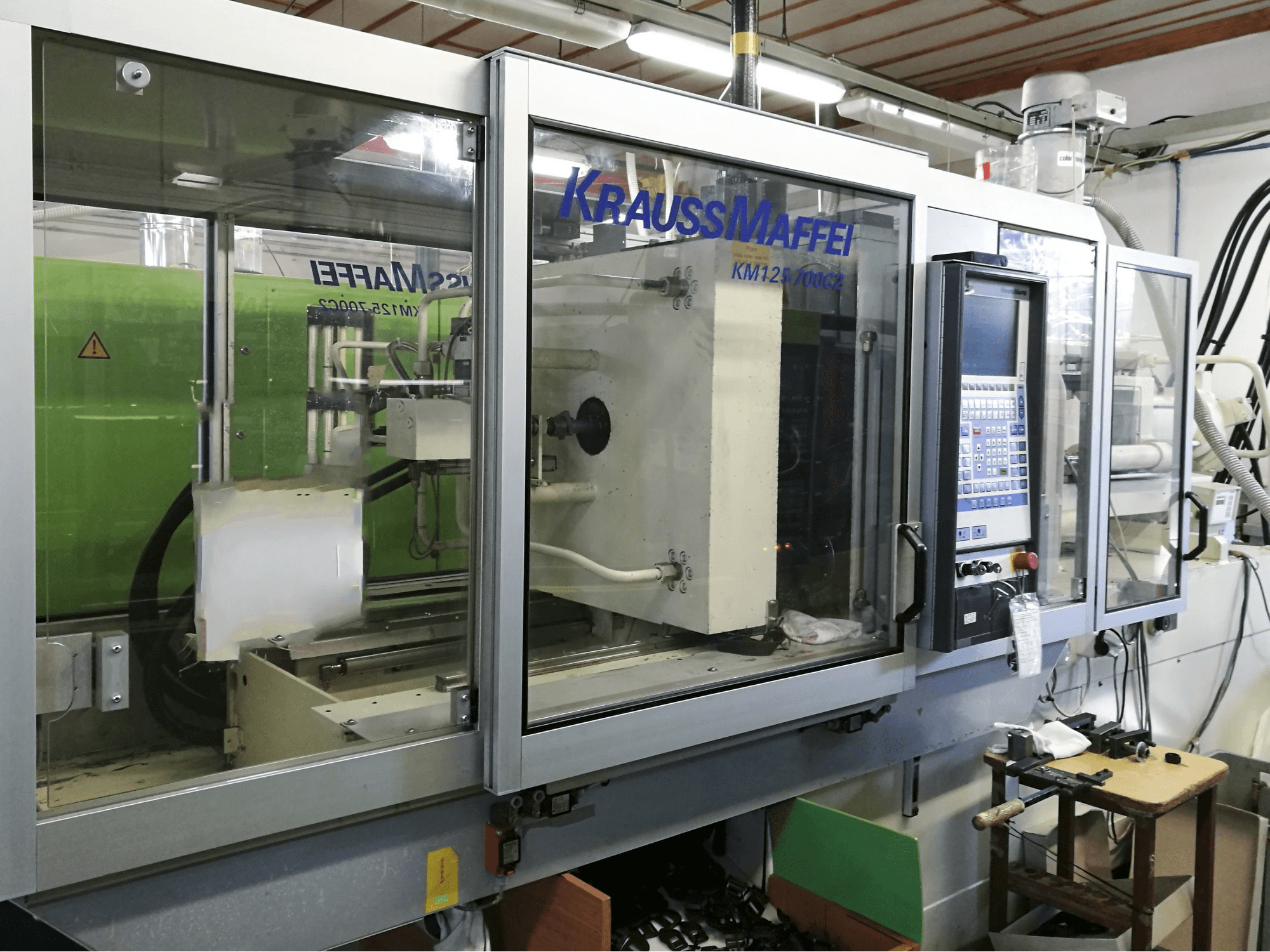 Linke Ansicht der Krauss Maffei 125-700 C2 Maschine