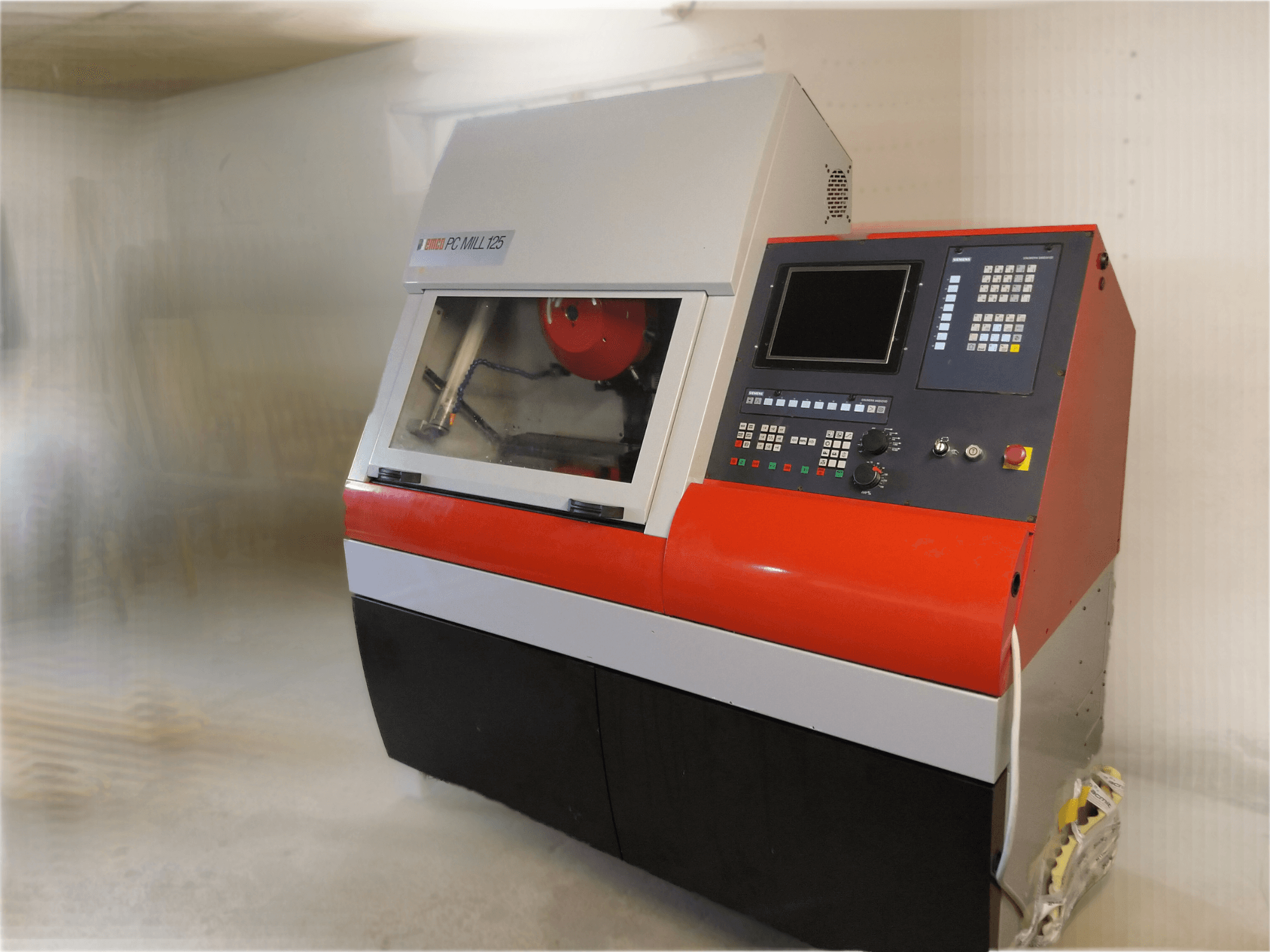 EMCO PC MILL 125 Vertikal-Bearbeitungszentrum, Frontansicht mit Bedienfeld und sichtbarem Bearbeitungsbereich.