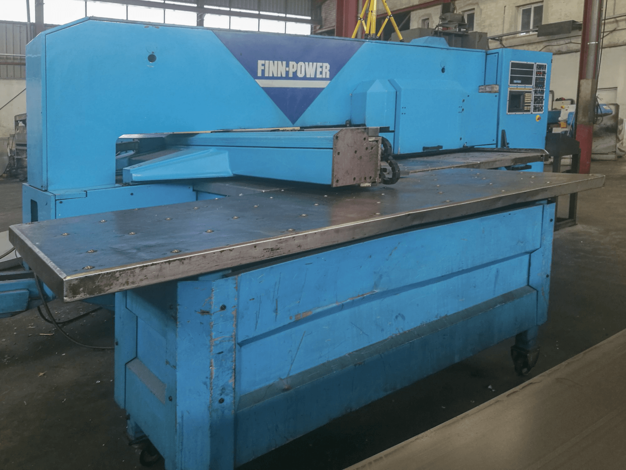 Linke Ansicht der Finn-Power TP 2020 Maschine