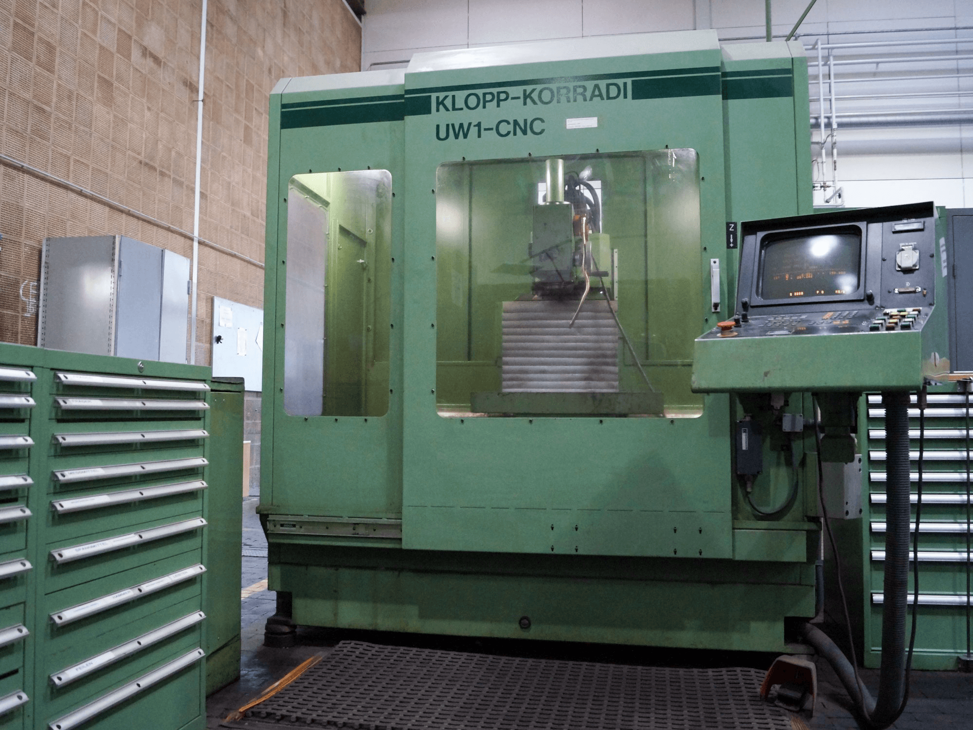 Frontansicht der KLOPP-KORRADI UW 1-CNC Maschine