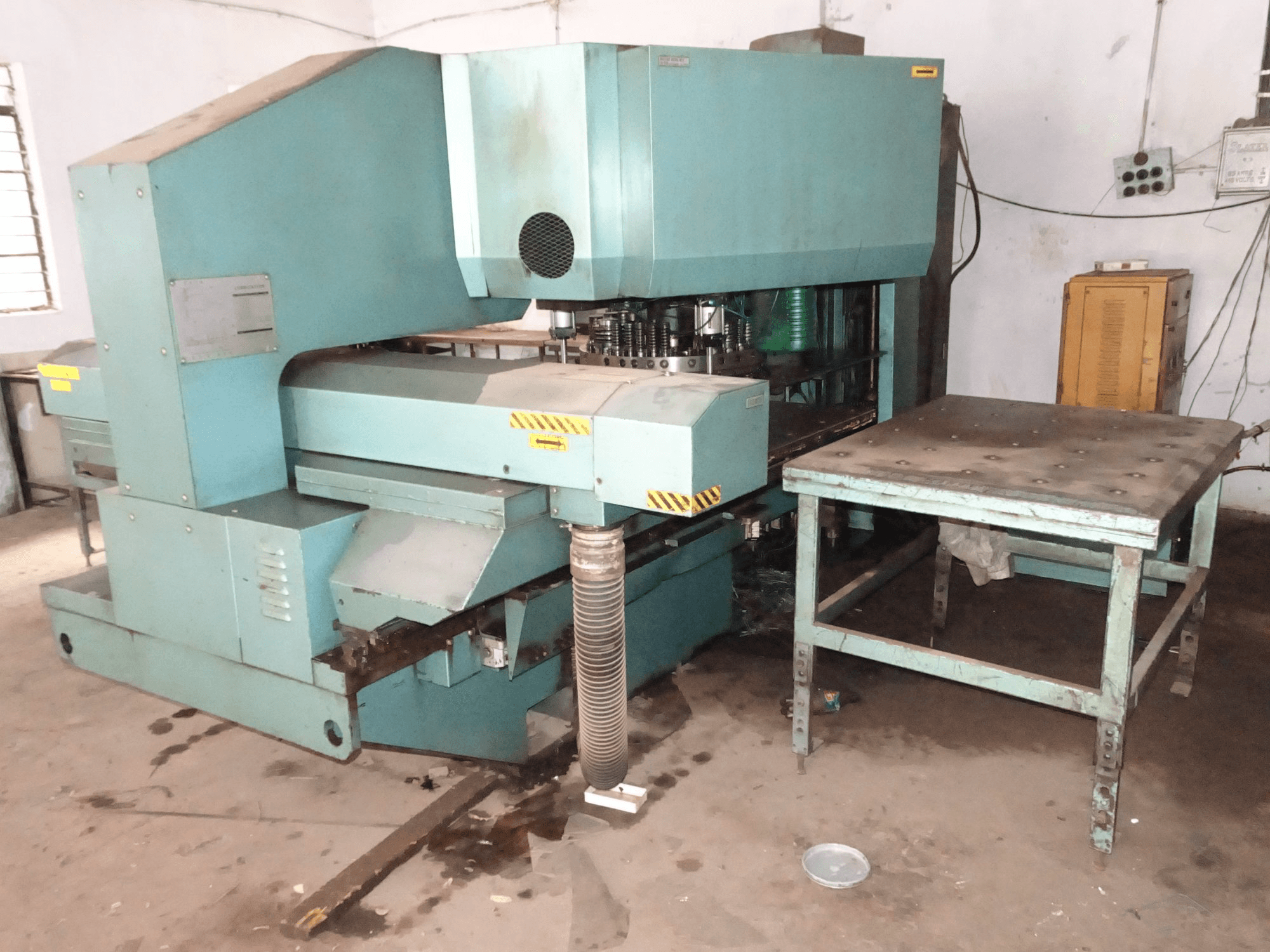 Rechte Ansicht der AMADA PEGA 244 Maschine