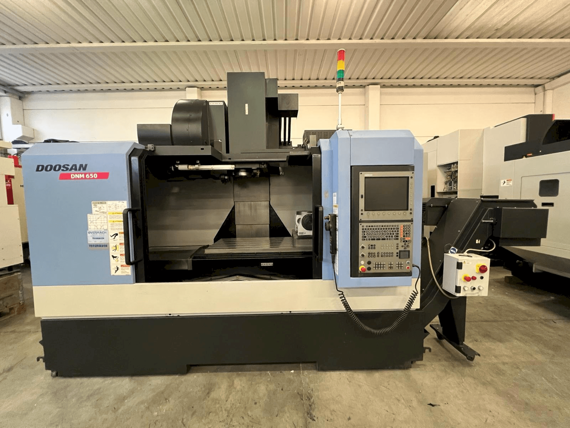 Frontansicht der DOOSAN DNM 650 Maschine