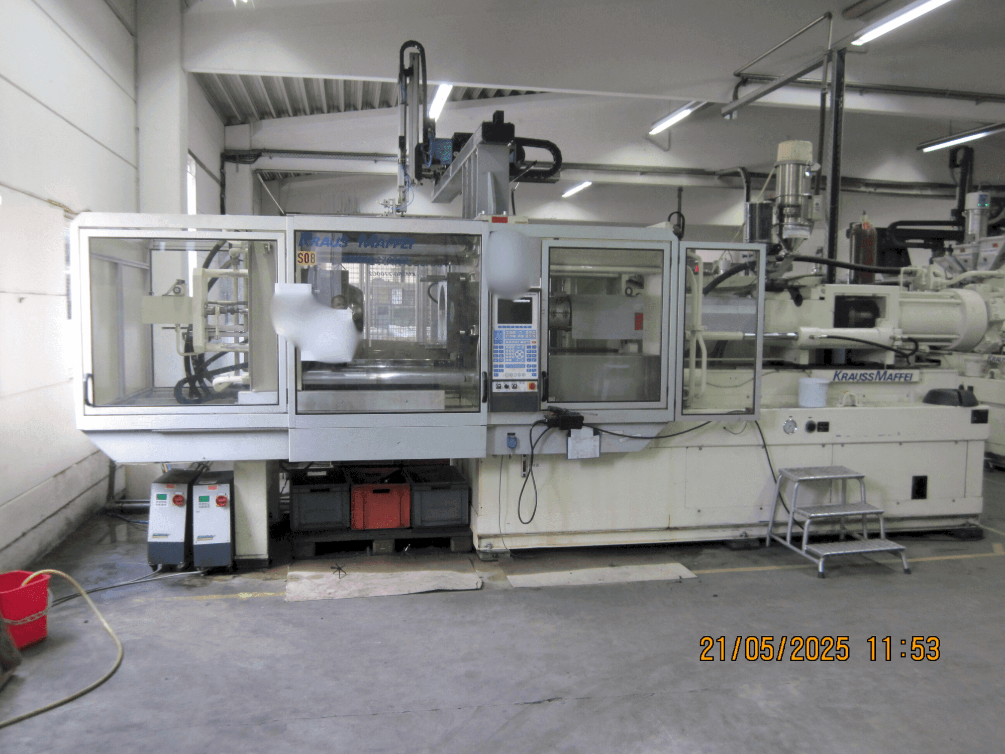 Frontansicht der Krauss Maffei 350-2700 C2 Maschine