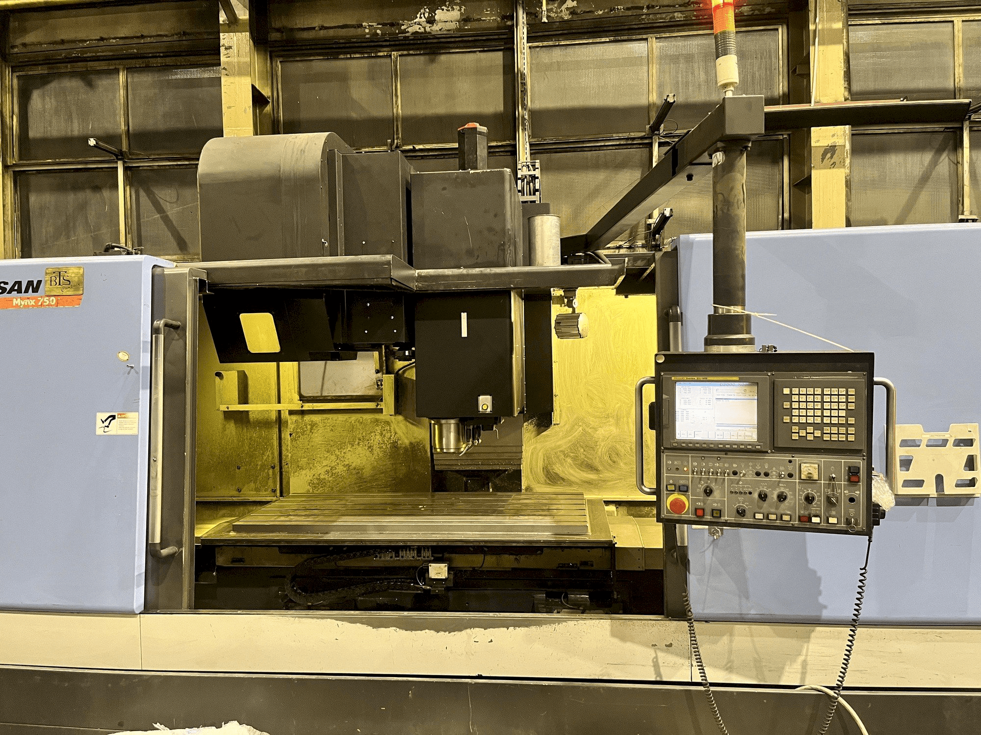 Frontansicht der Doosan MYNX 750 Maschine