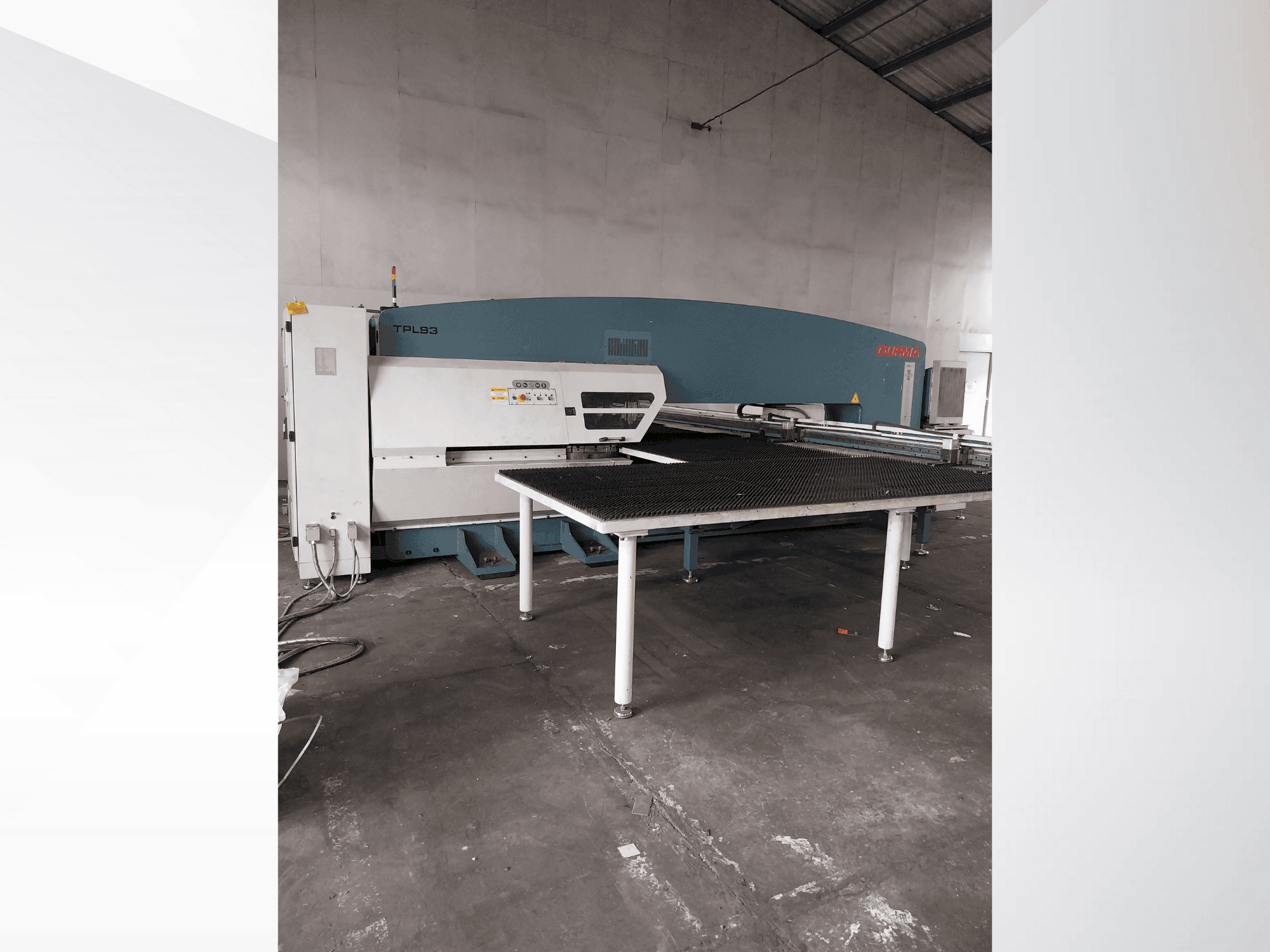 Frontansicht der Durma TPL93 Maschine