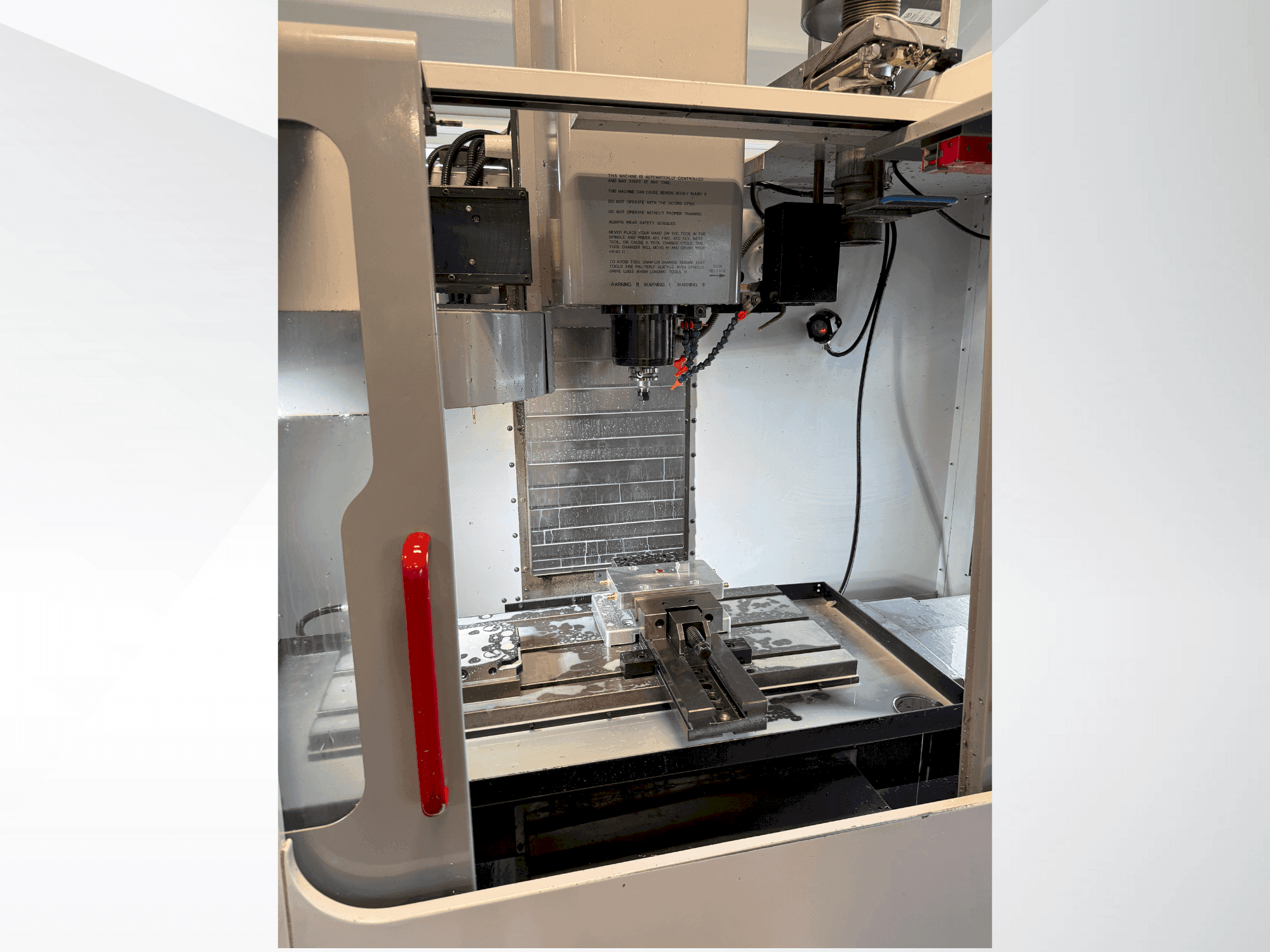 Frontansicht der HAAS VF-2DHE Maschine