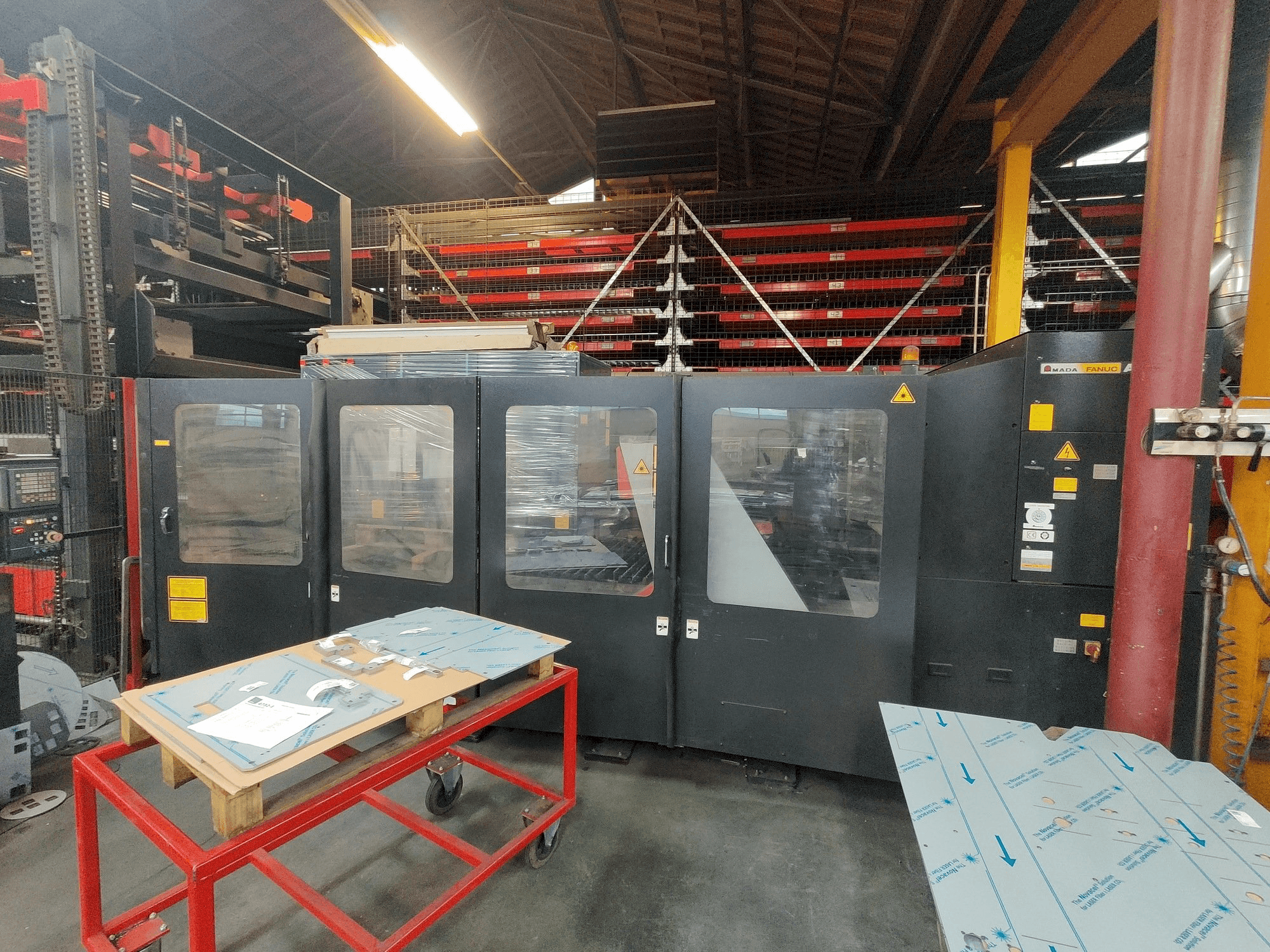 Frontansicht der AMADA FO 3015 Maschine
