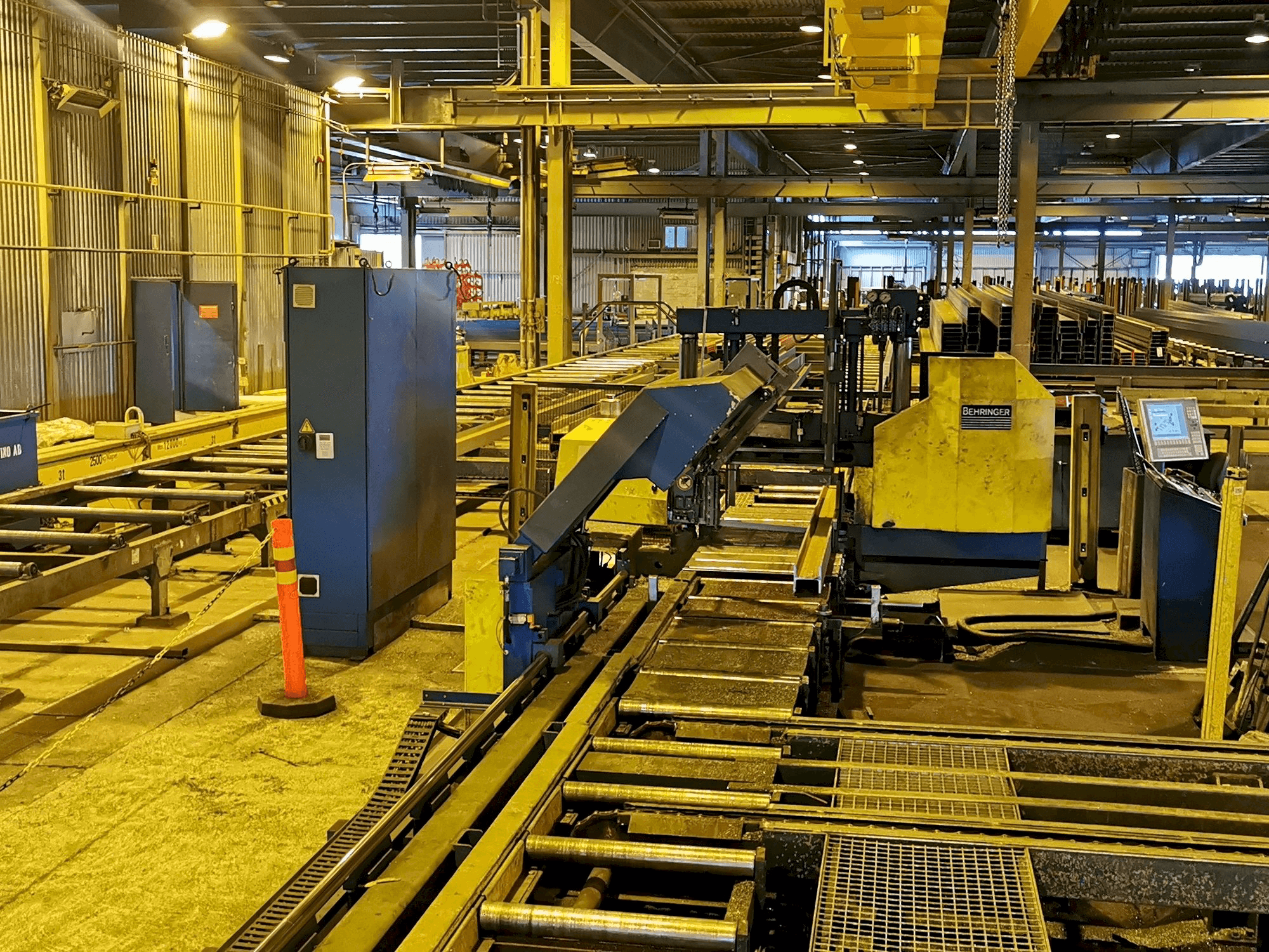 Frontansicht der Behringer HBP 410/723GNC Maschine