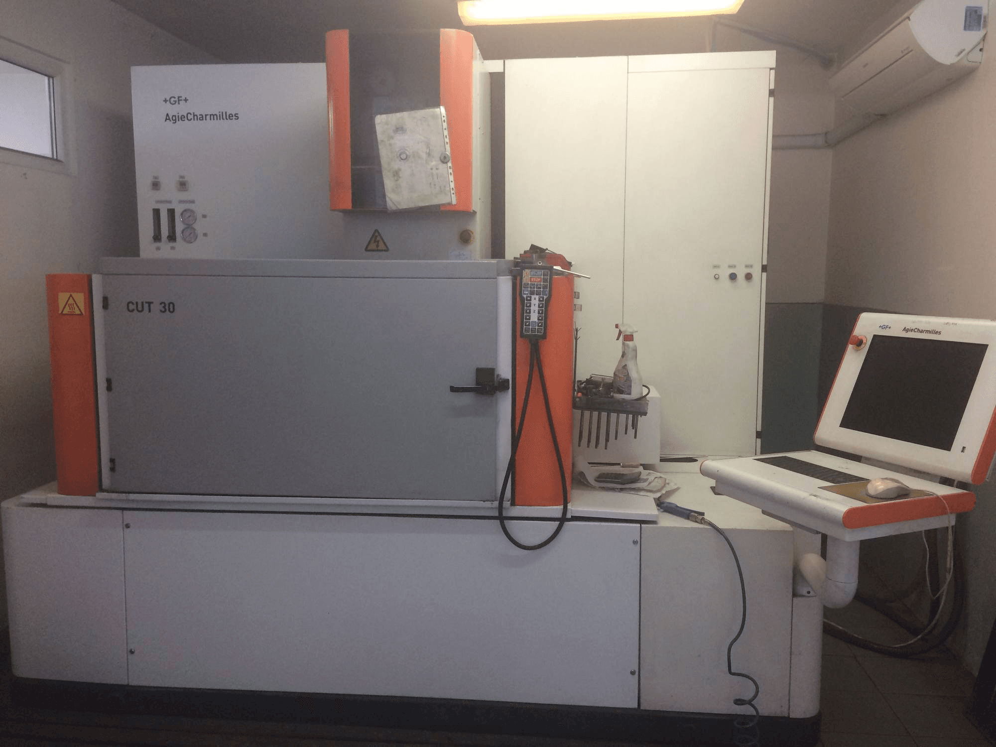 Frontansicht der AgieCharmilles CUT 30P Maschine