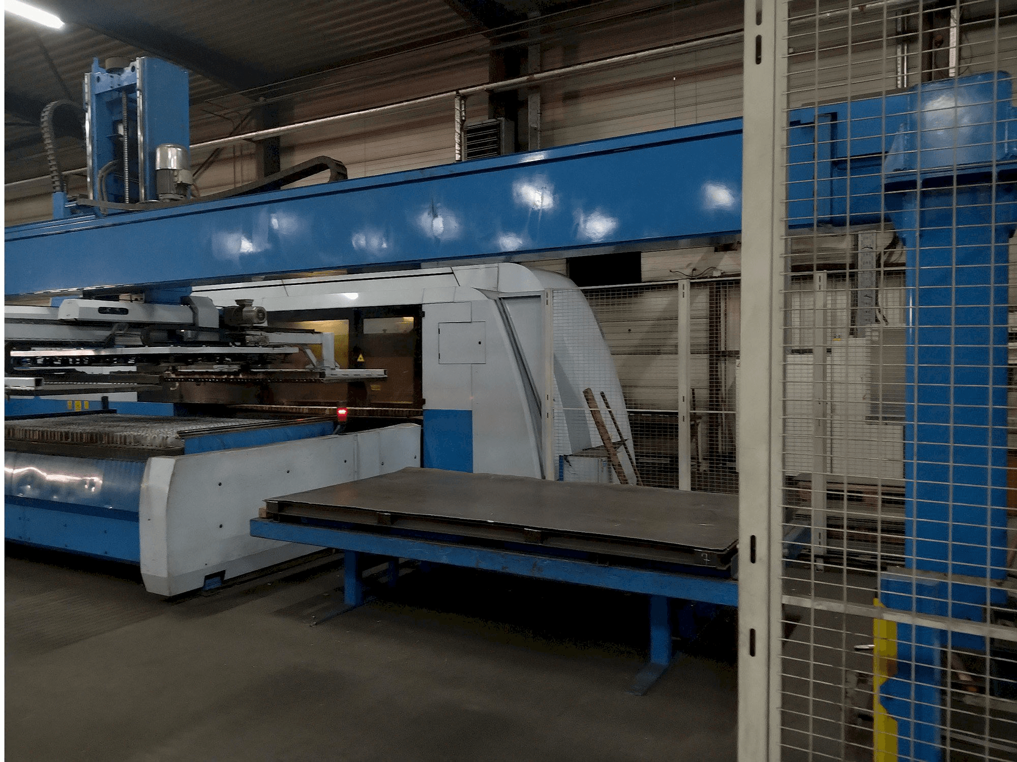 Frontansicht der Finn-Power Laser L6-BL Maschine