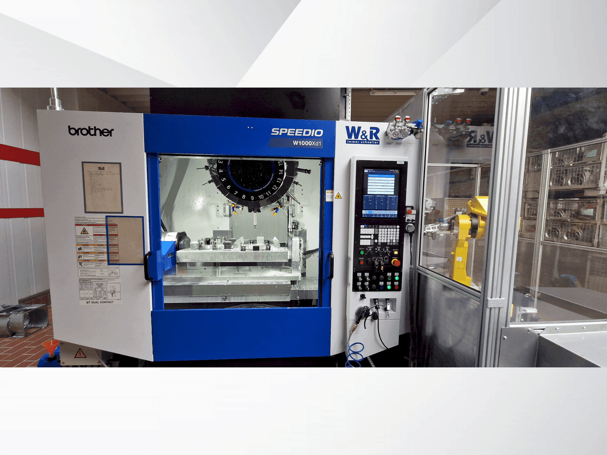 Frontansicht der Brother Speedio W1000Xd1 Maschine