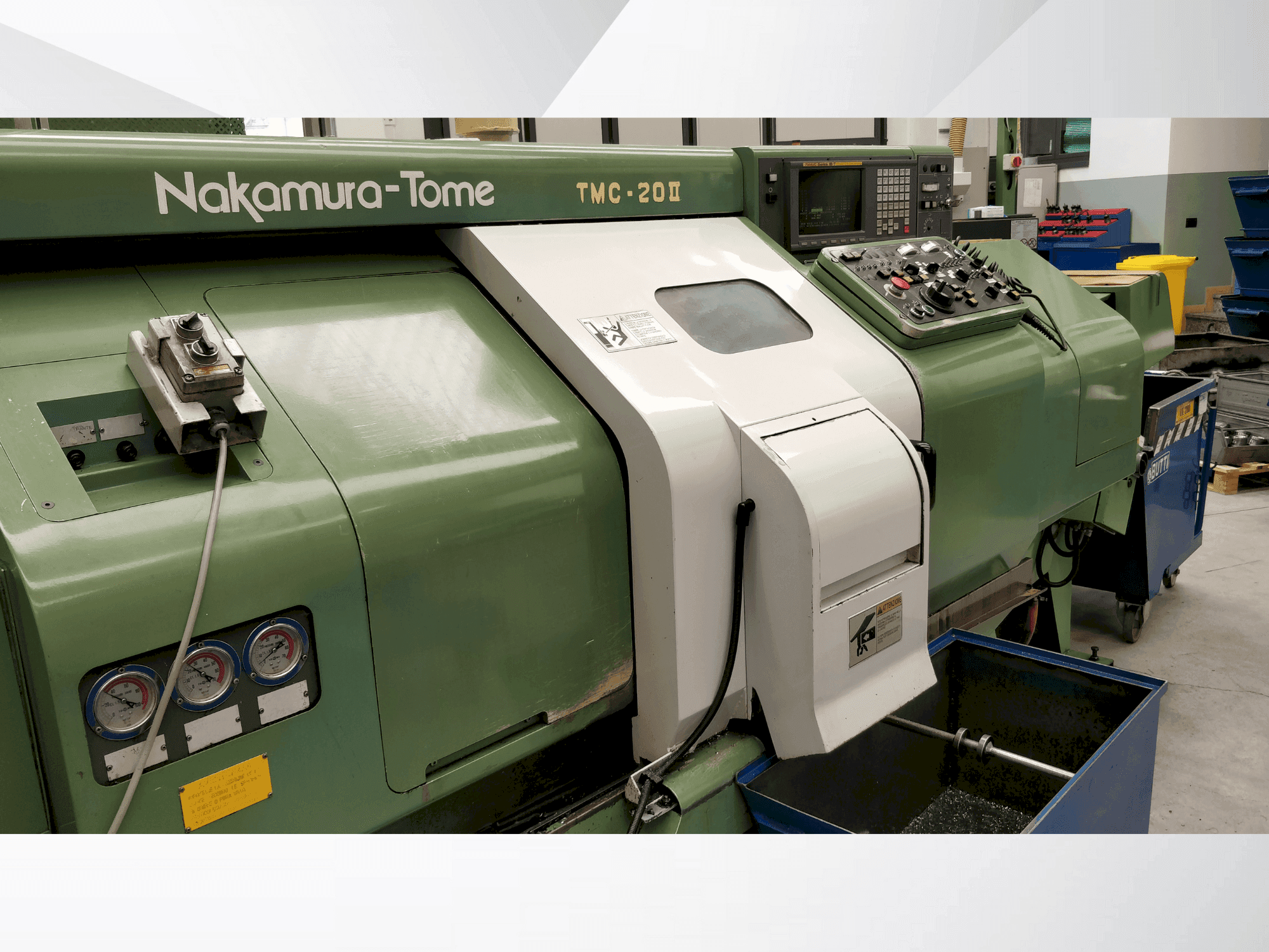 Frontansicht der NAKAMURA-TOME TMC20-II Maschine