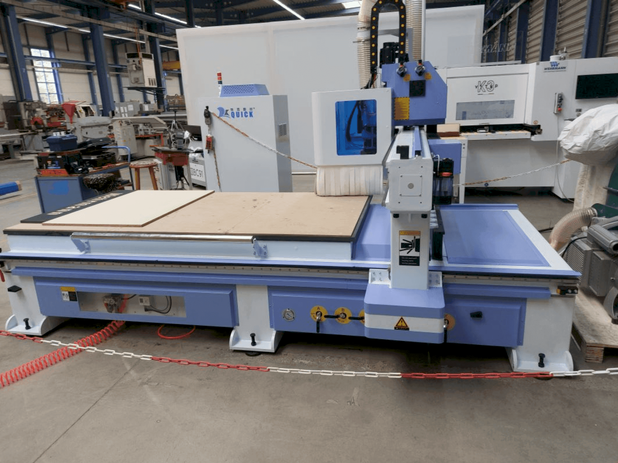 Frontansicht der QUICK CNC UE-481 Maschine
