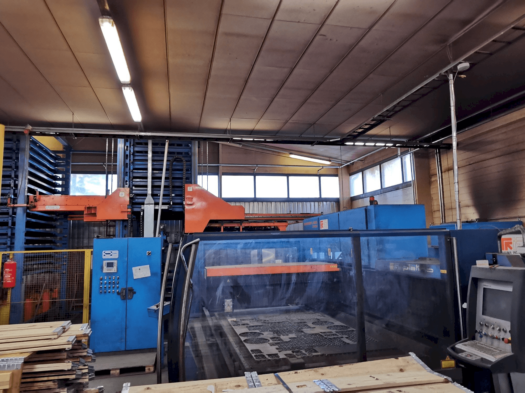 Frontansicht der Prima Industrie Platino 1530 Maschine