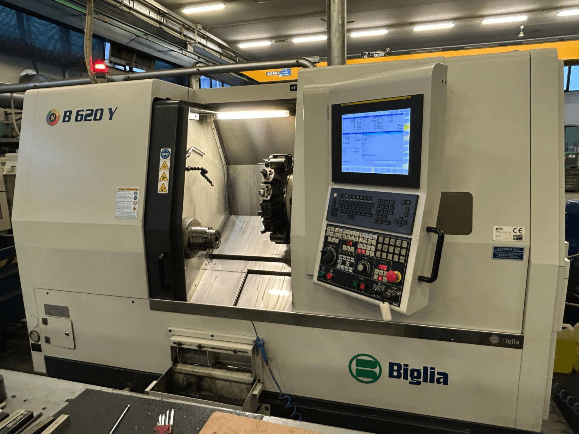 Biglia B 620 Y CNC-Drehmaschine in einer Werkstatt, Vorderansicht, mit Bedienfeld mit Digitalanzeige und Bearbeitungselementen.