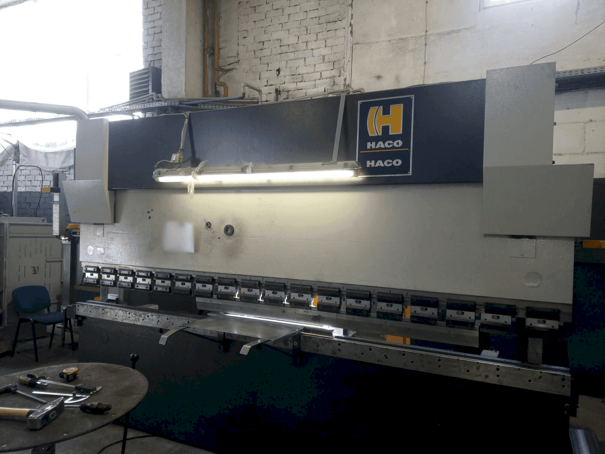 Frontansicht der HACO ERM 36-150 Maschine