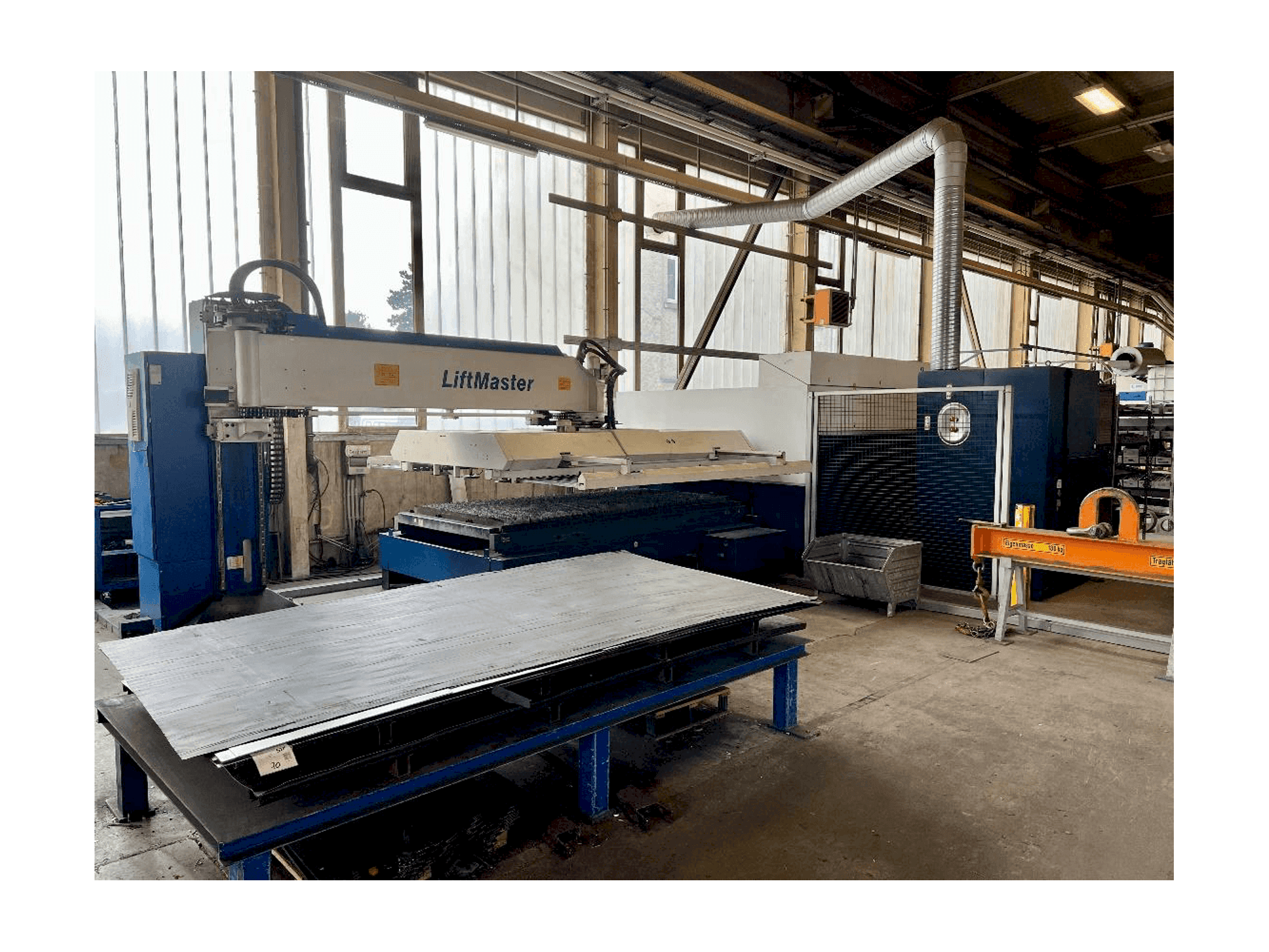 Frontansicht der TRUMPF TruLaser 3030 Fiber Maschine