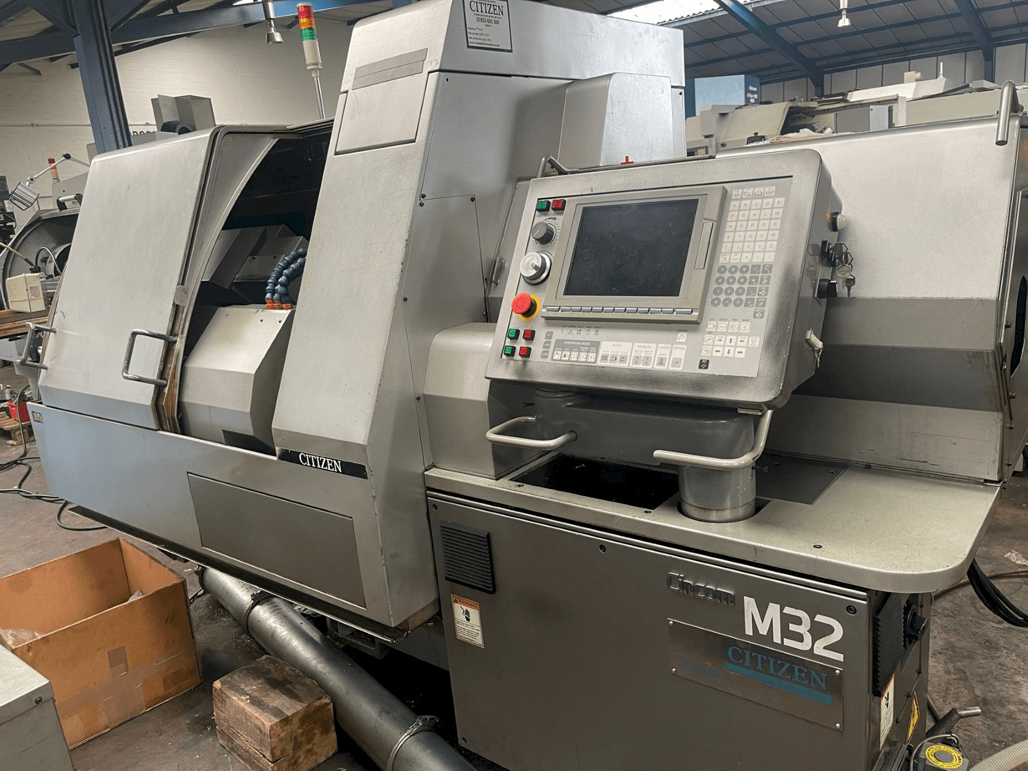 Frontansicht der Citizen M-32V Maschine