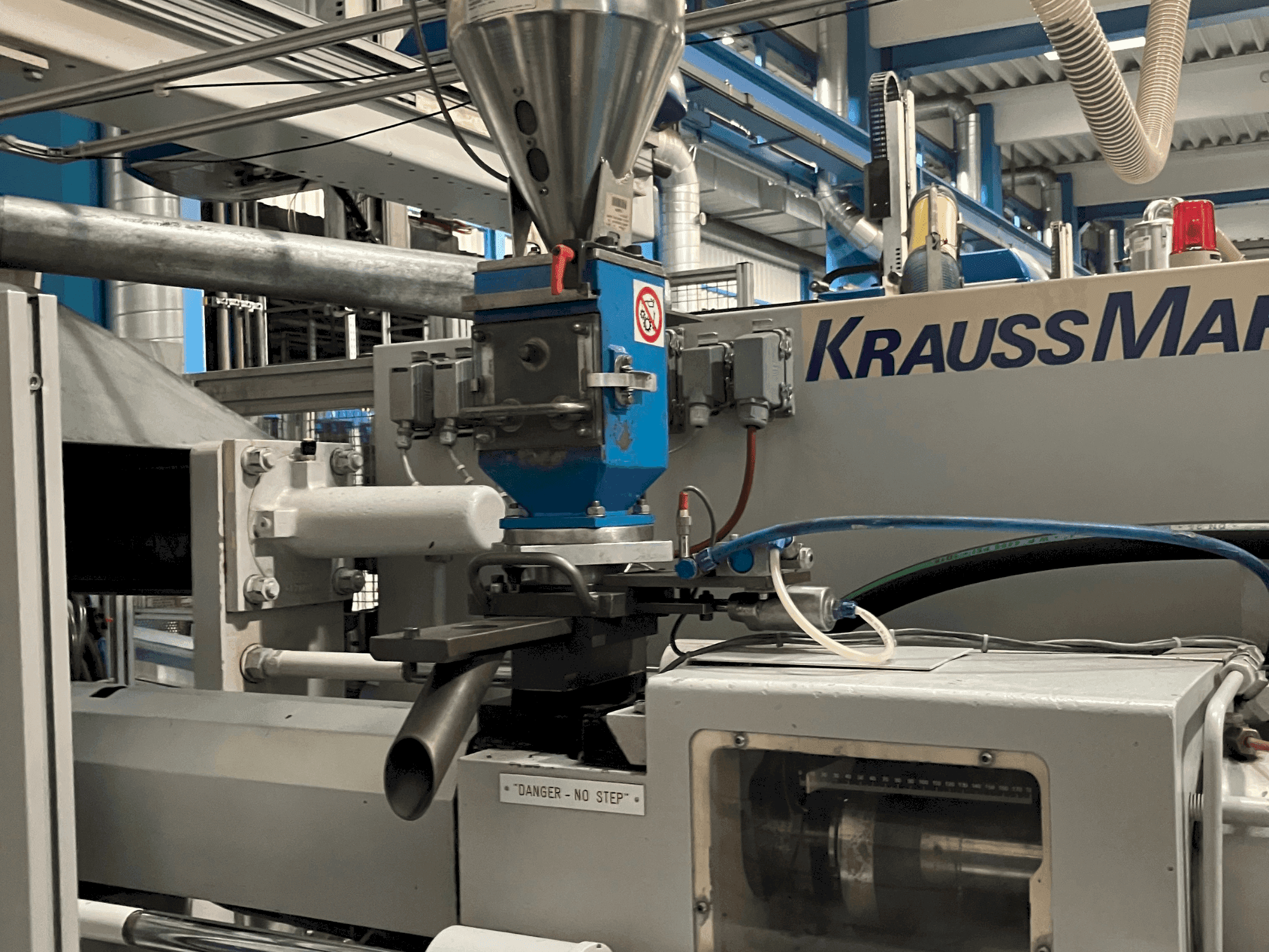 Frontansicht der Krauss Maffei 125-520 C1 Maschine