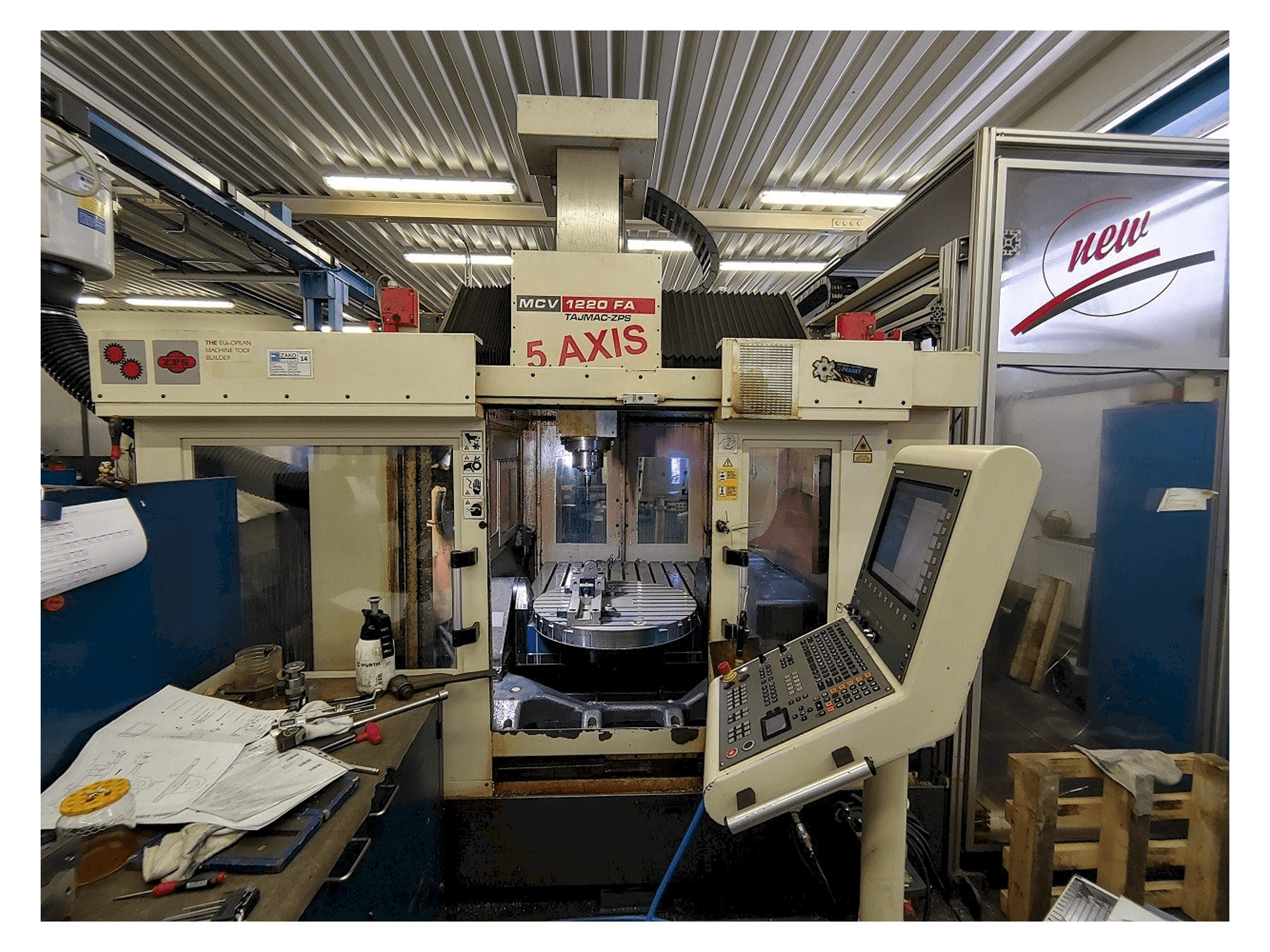 Frontansicht der TAJMAC-ZPS MCV 1220 Maschine