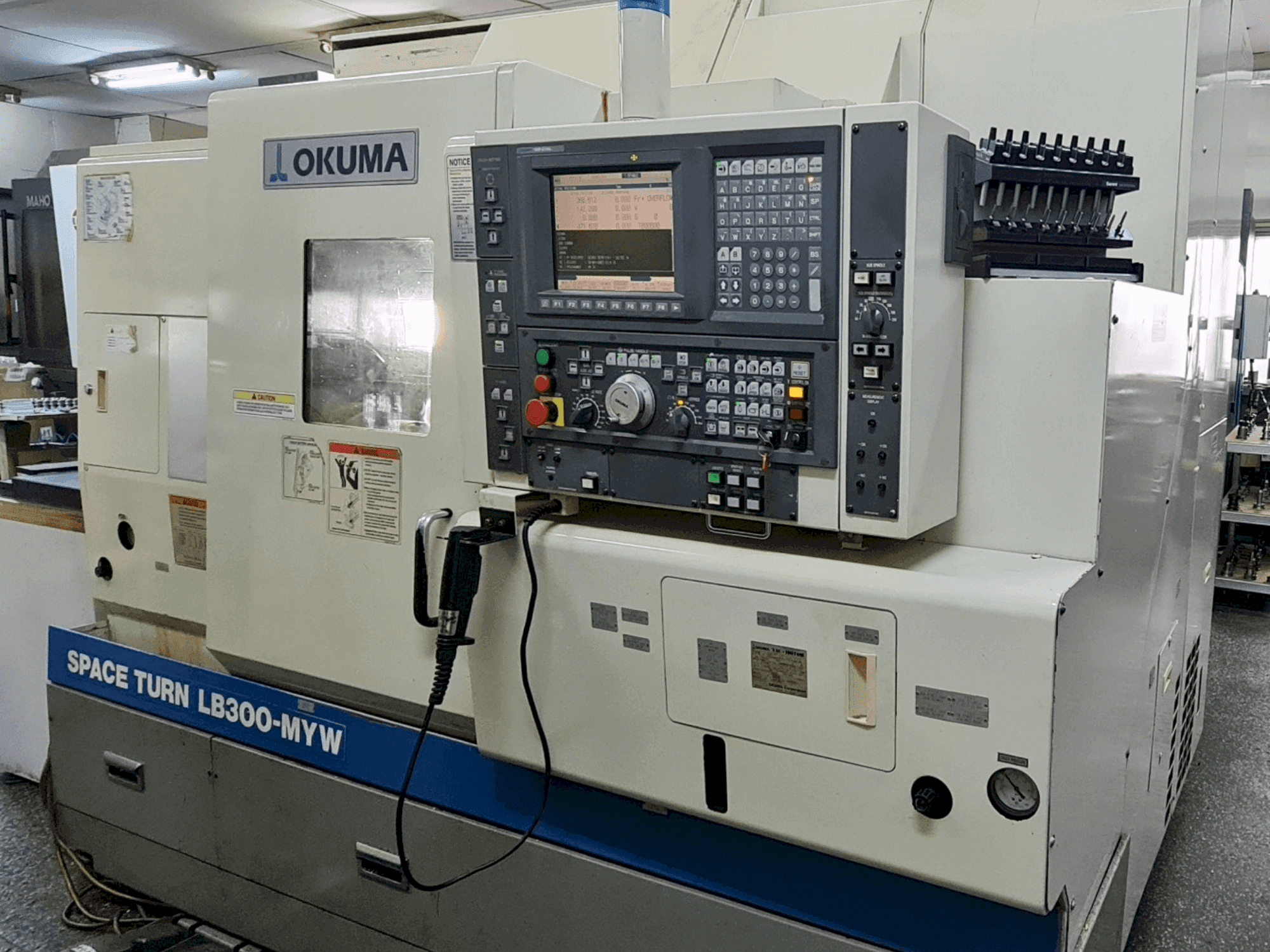 Frontansicht der Okuma Space Turn LB 300 MYW Maschine