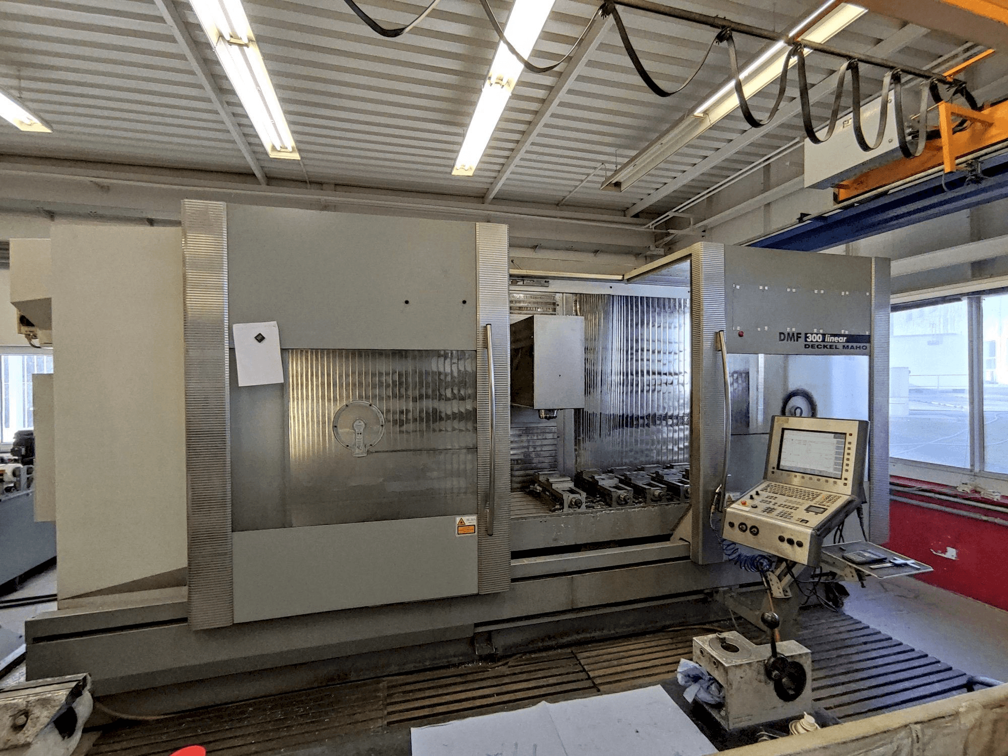 Frontansicht der DECKEL MAHO DMF 300 linear Maschine