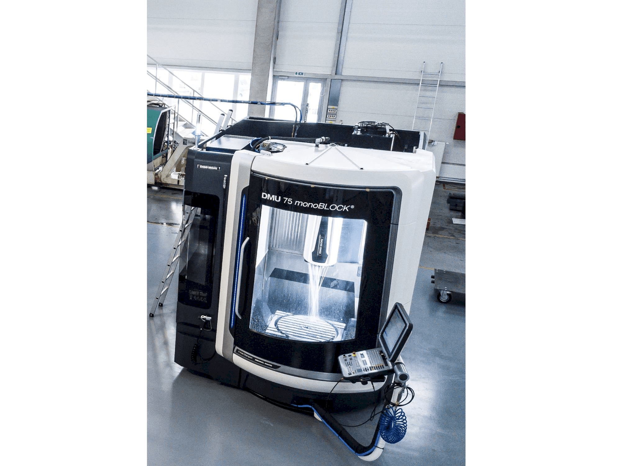 Frontansicht der DMG MORI DMU 75 monoBLOCK Maschine