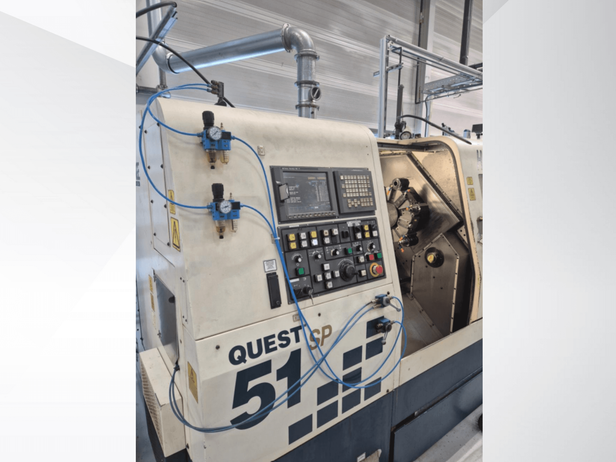 Questcp 51 CNC-Maschine Vorderansicht, Bedienfeld mit Tasten und Display, pneumatische Steuerung, Industriedesign.