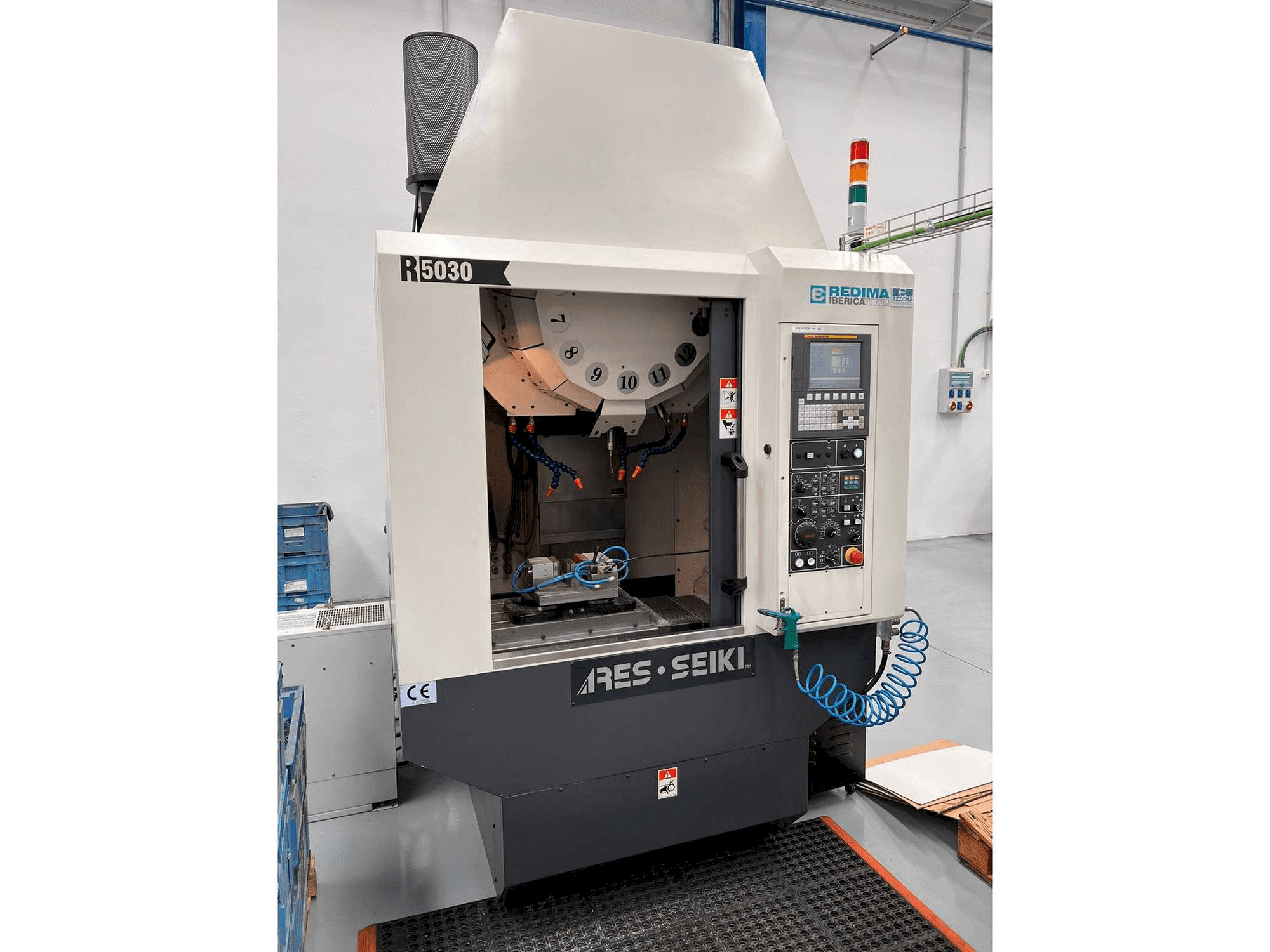 Frontansicht der ARES-SEIKI R5030 Maschine