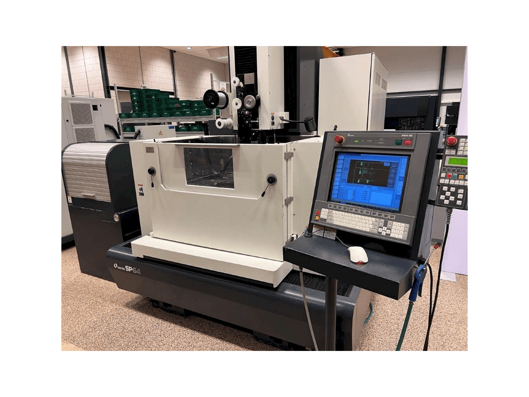 Frontansicht der Makino Maschine