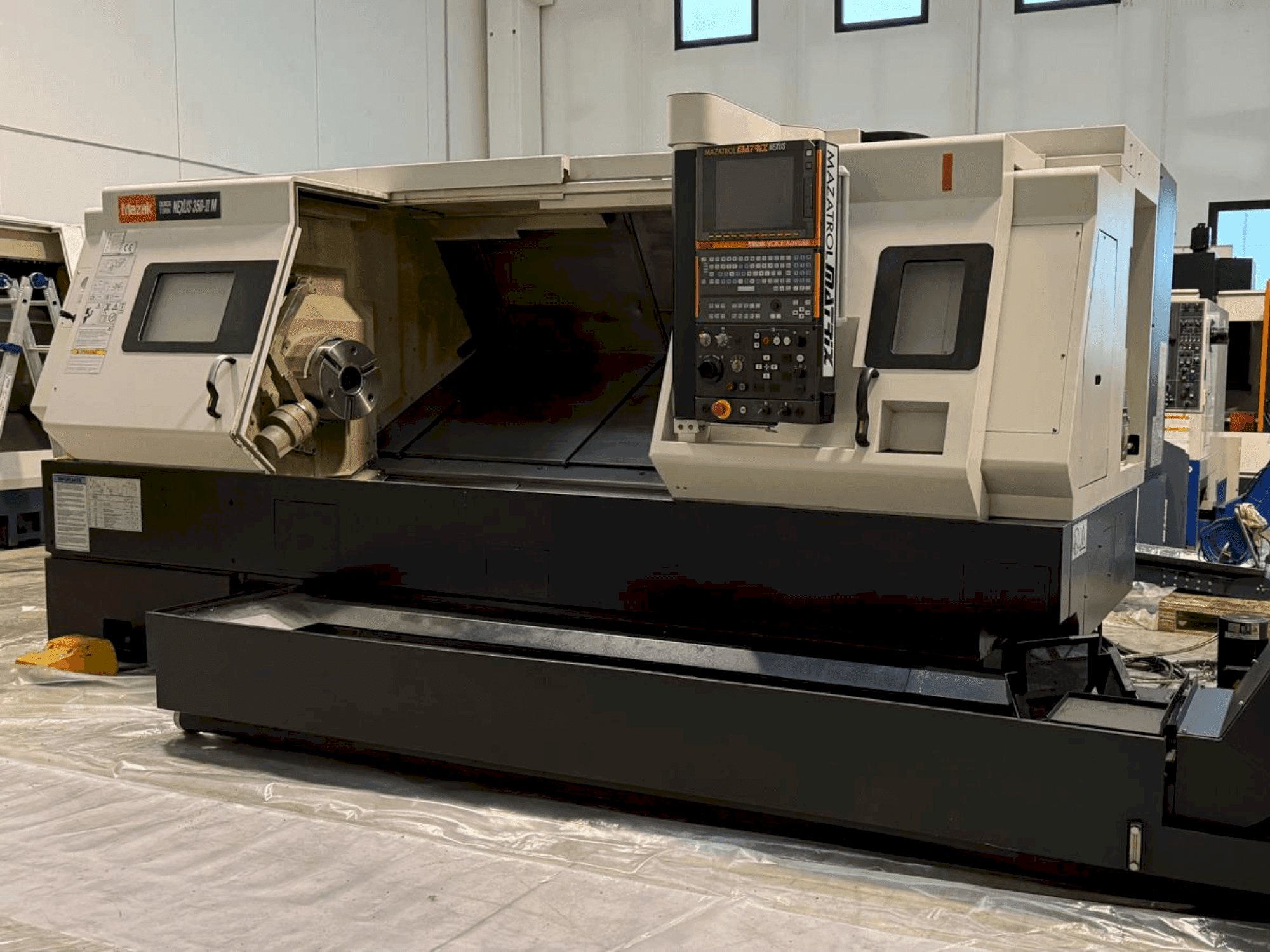 Frontansicht der Mazak QT Nexus 350 II M Maschine