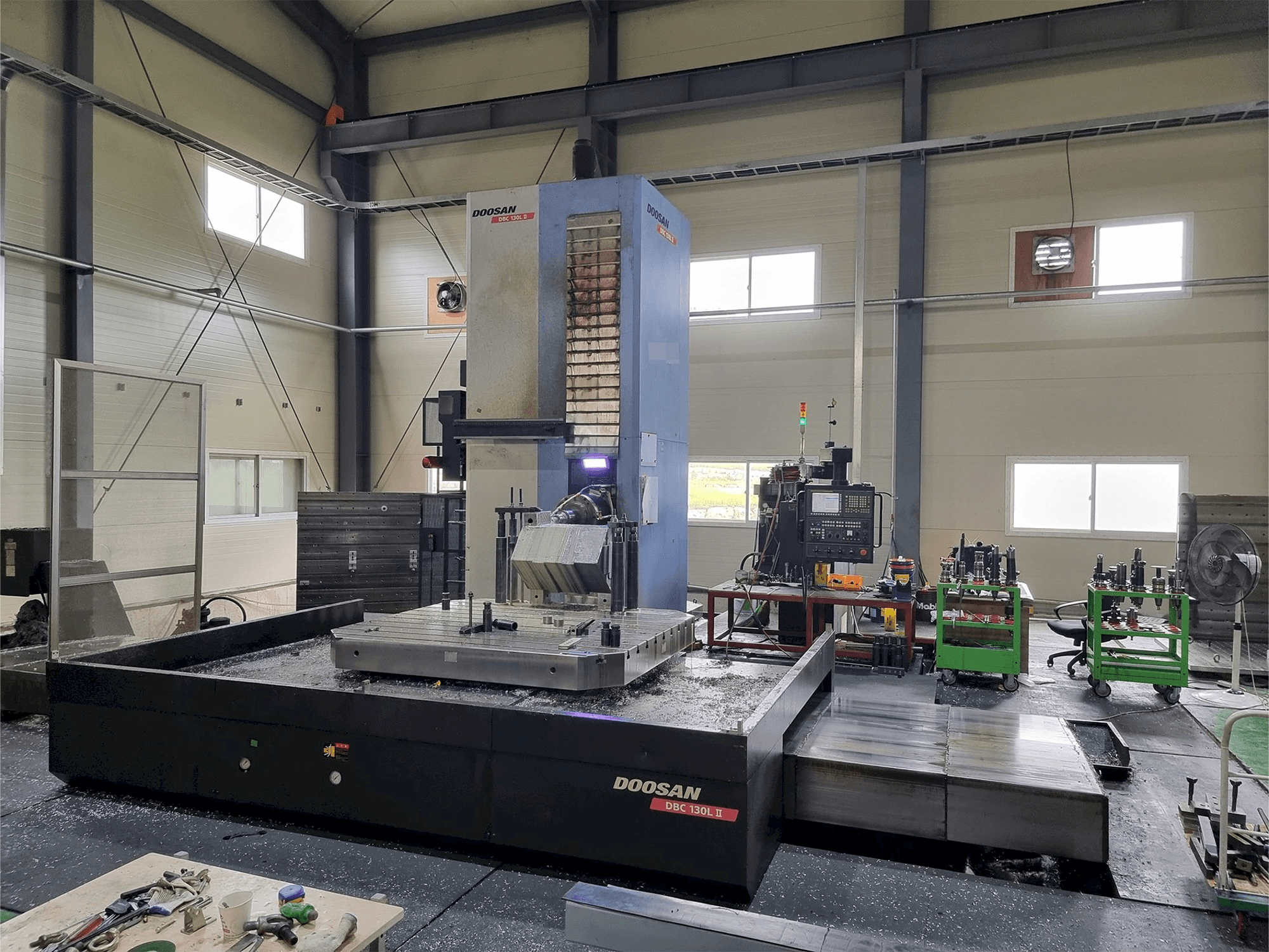 Frontansicht der Doosan DBC 130L II Maschine