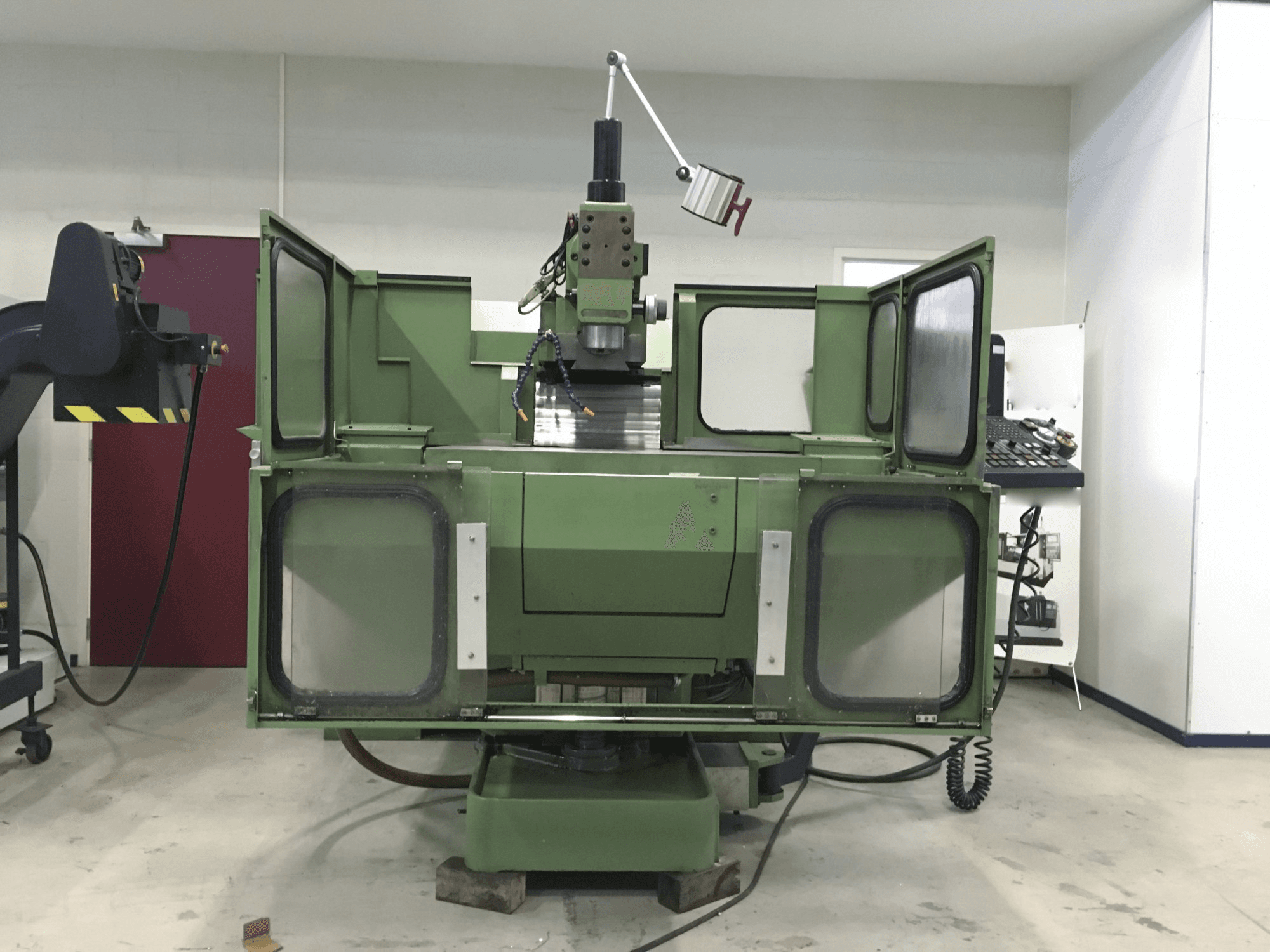 Frontansicht der DECKEL FP4A Maschine