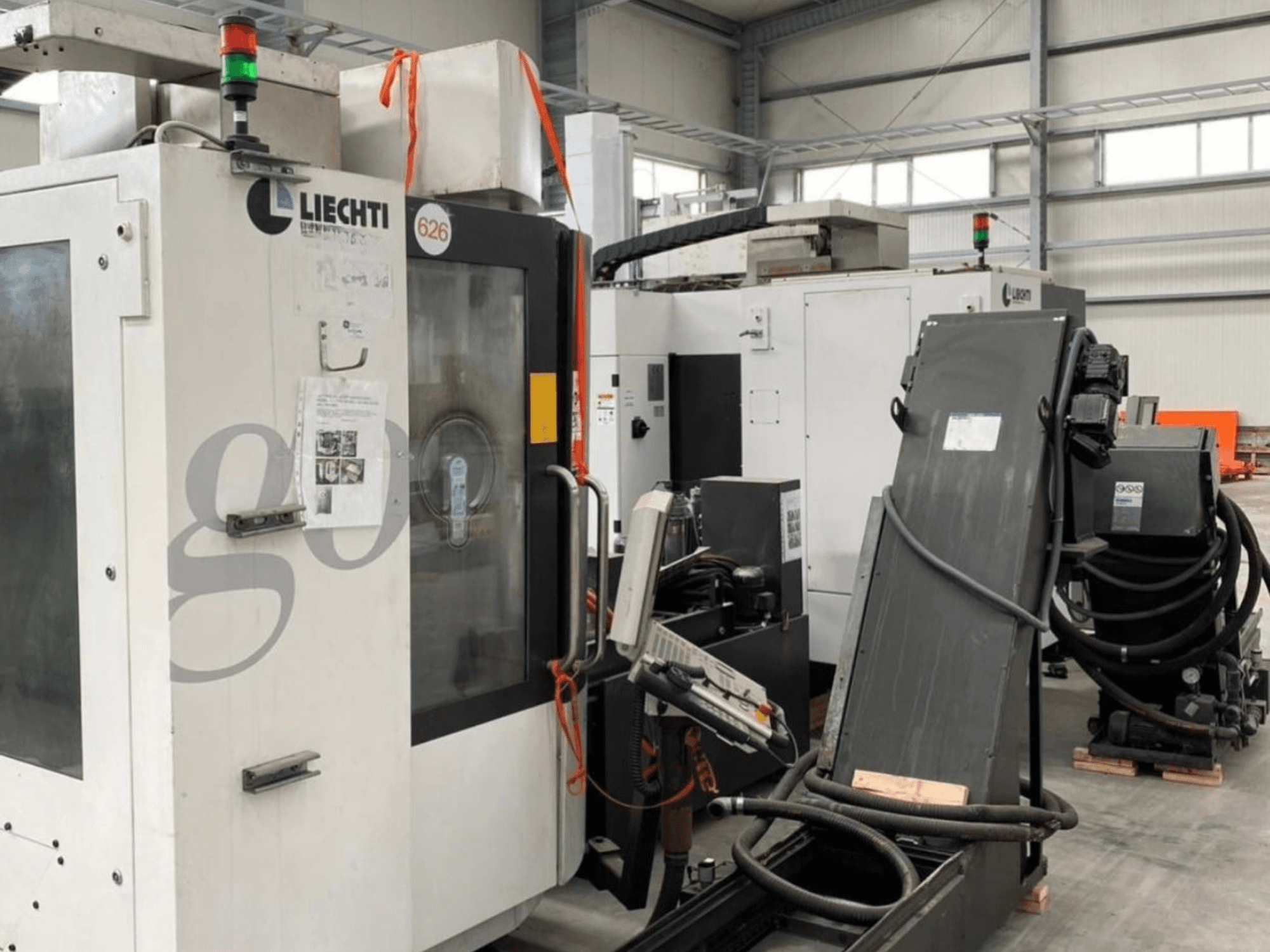 Vertikales Bearbeitungszentrum Liechti go-Mill 350, Vorderansicht, mit Bedienfeld und Winkelhalter.