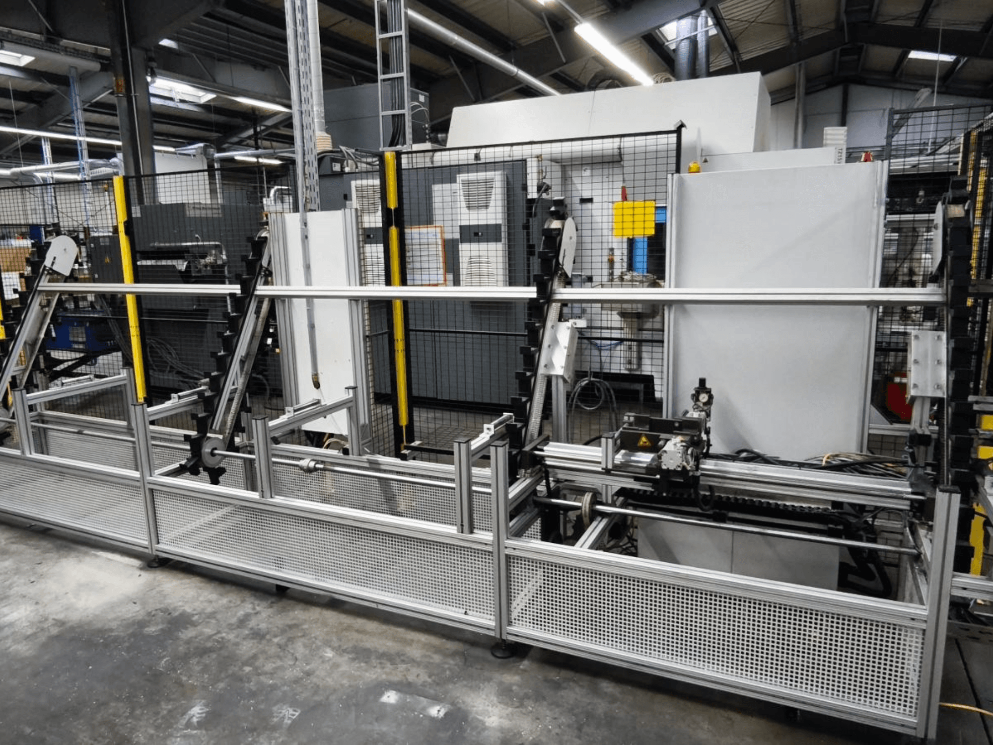 LOHMEIER Schräglademagazin Werkstückträger in der Frontansicht mit Metallstruktur und integrierten mechanischen Komponenten.