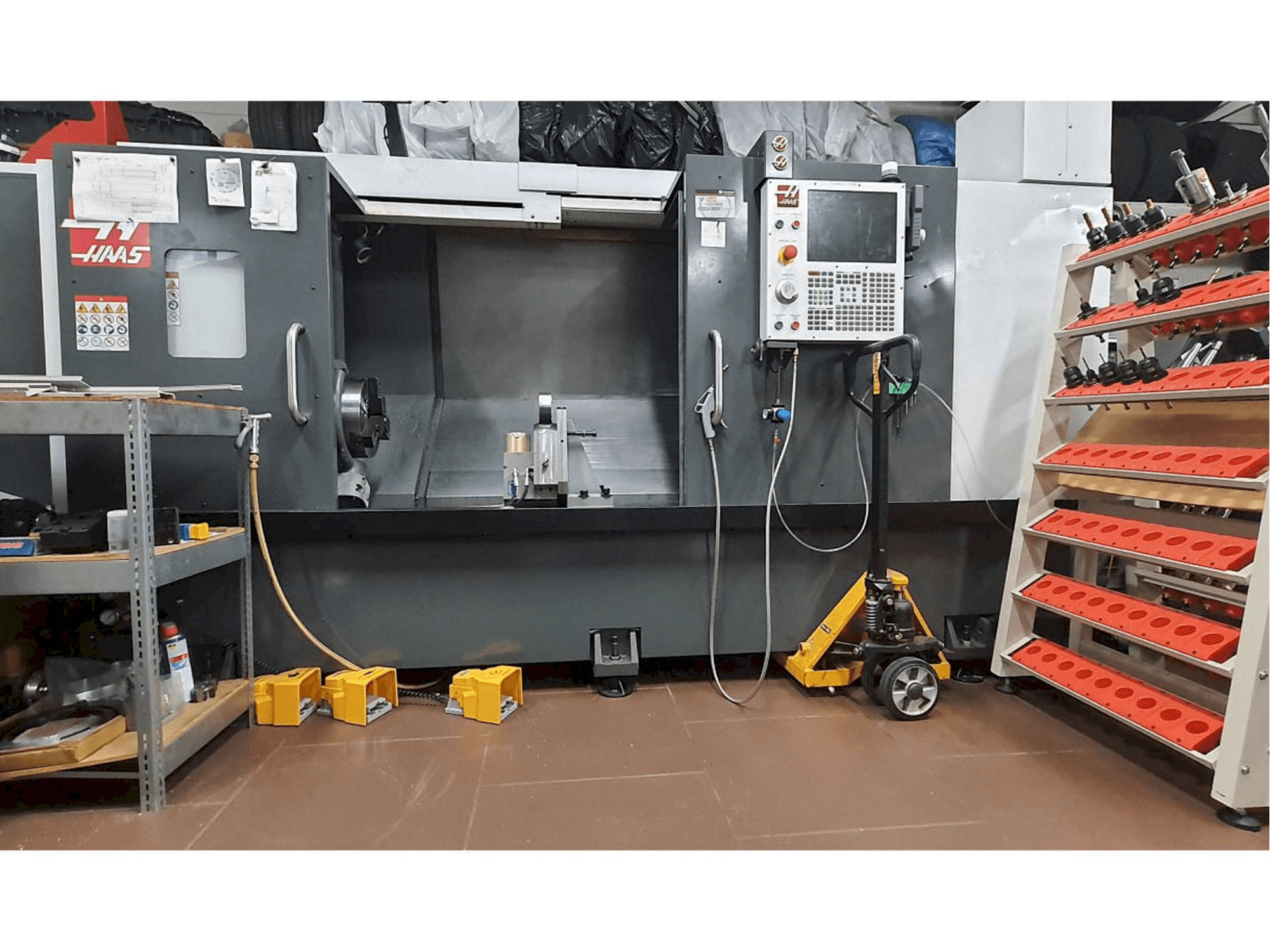 Frontansicht der HAAS ST-30L Maschine