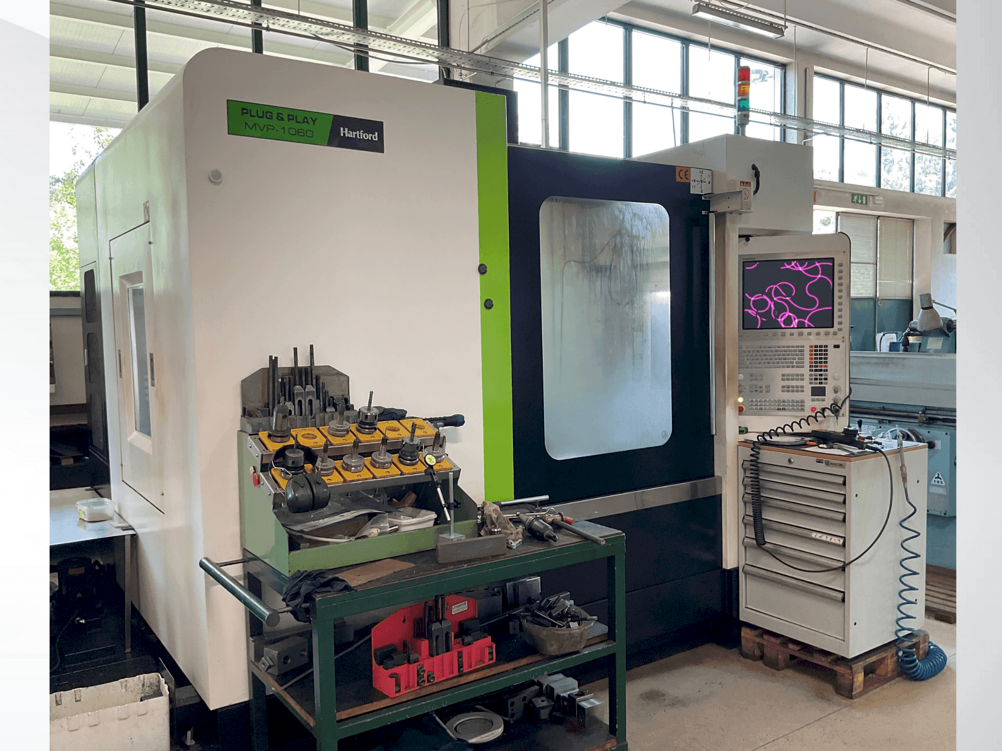 Frontansicht der HARTFORD MVP-1060AD Maschine