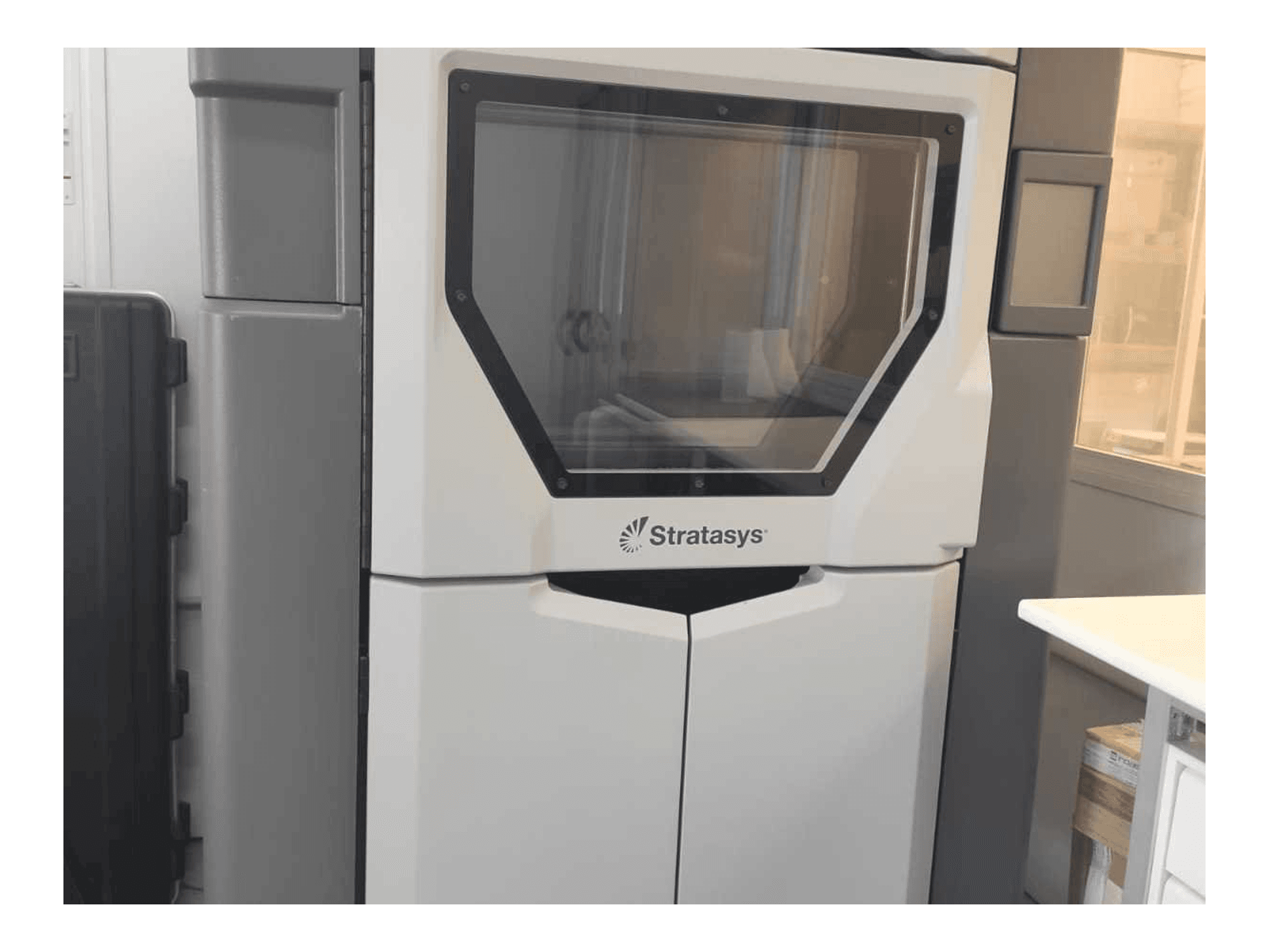 Frontansicht der Stratasys Fortus 450MC Maschine