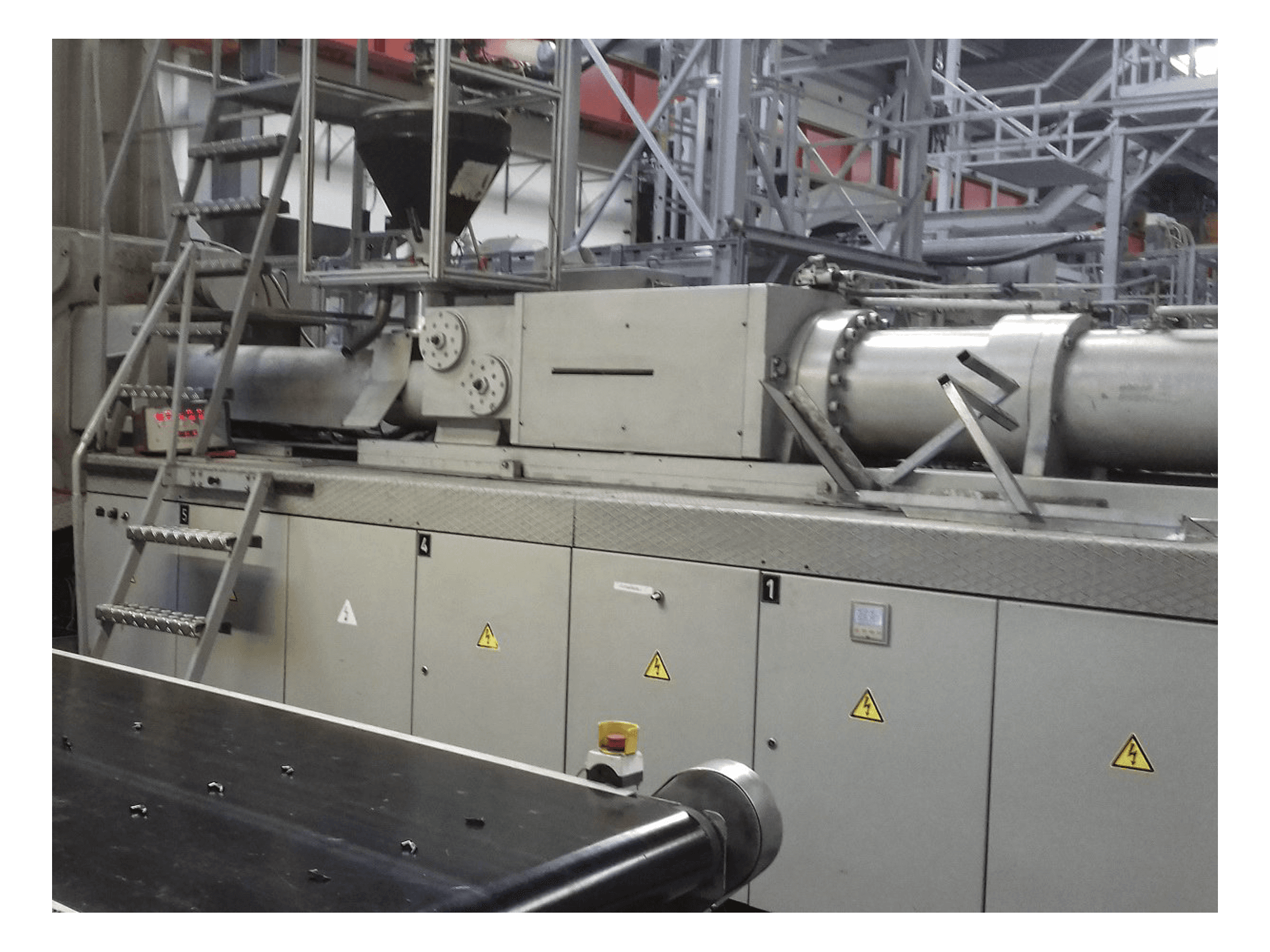 Rechte Seitenansicht der Krauss Maffei 650-4350 BM Maschine