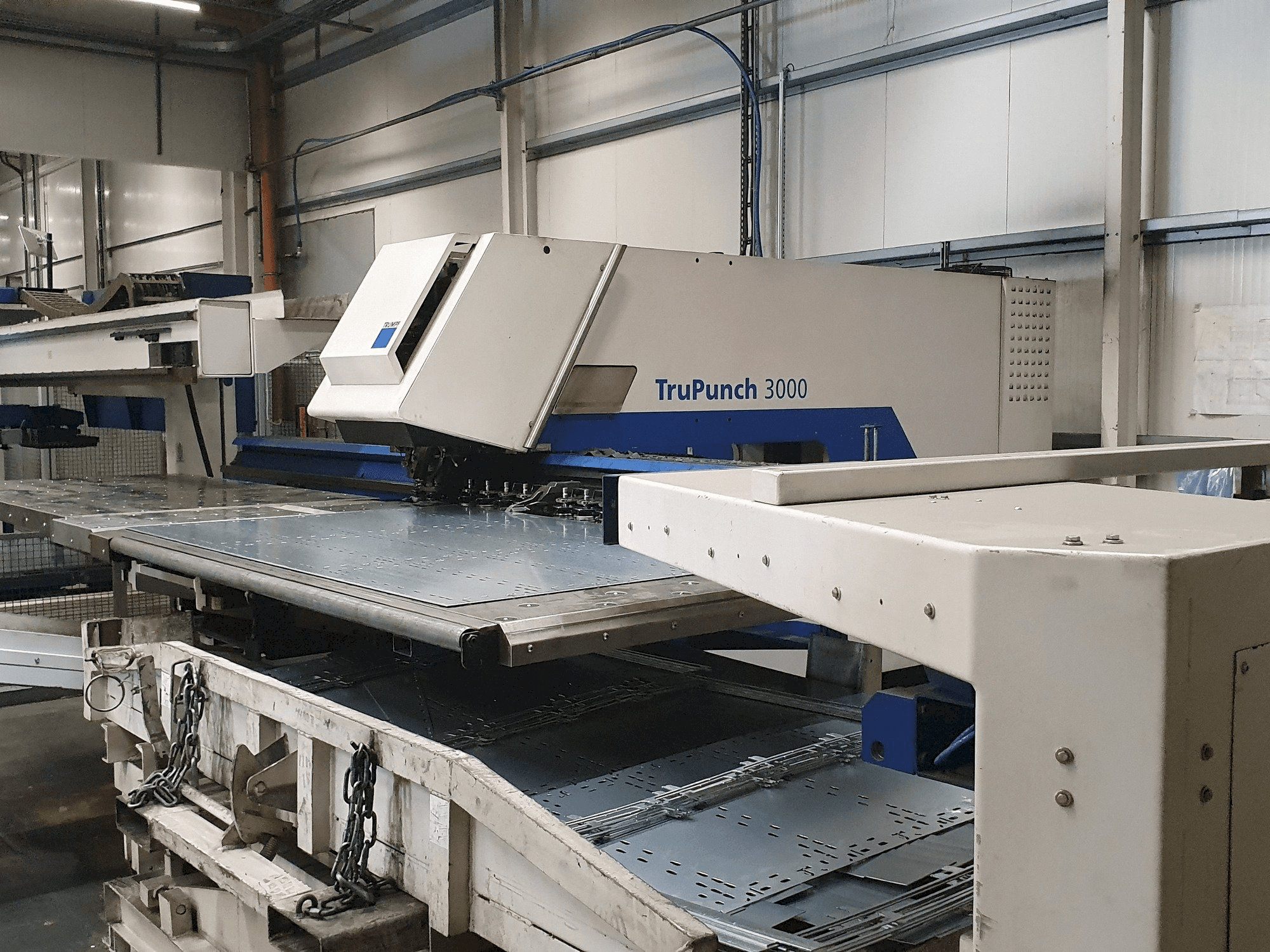 Frontansicht der Trumpf TruPunch 3000 Sheet Master Maschine