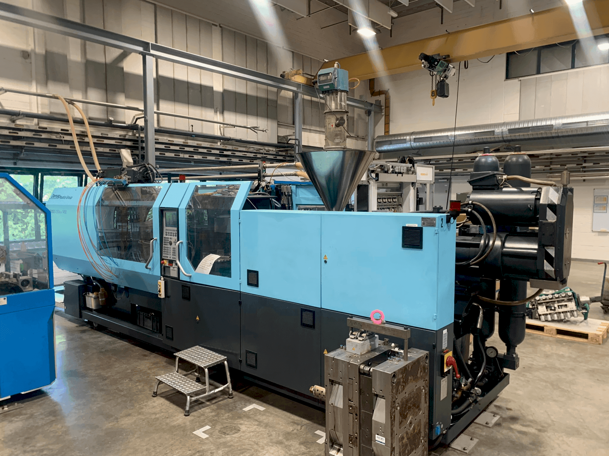 Frontansicht der DEMAG EL-Exis S 250/630-1450 Maschine