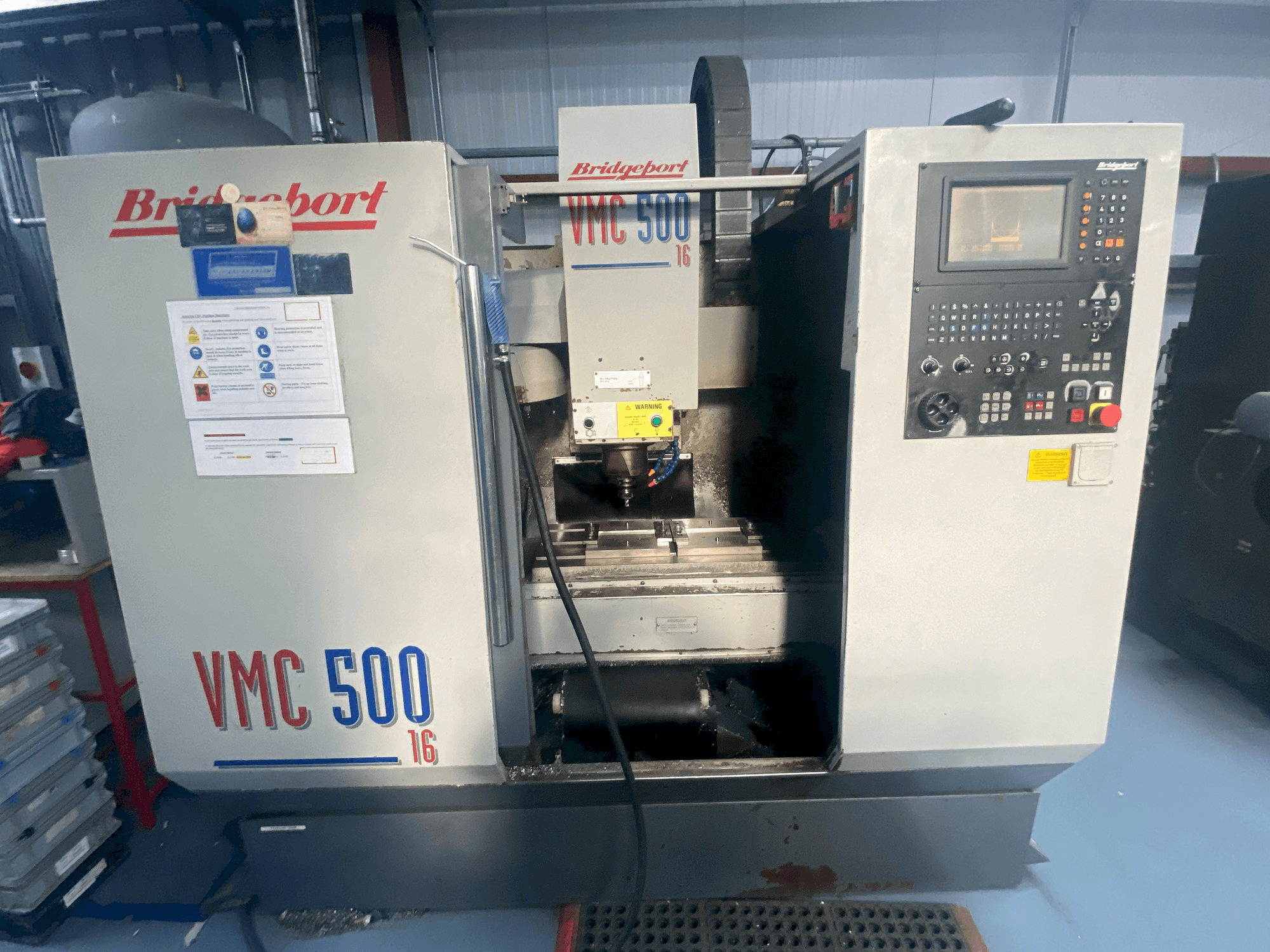 Frontansicht der Bridgeport VMC 500/16 Maschine
