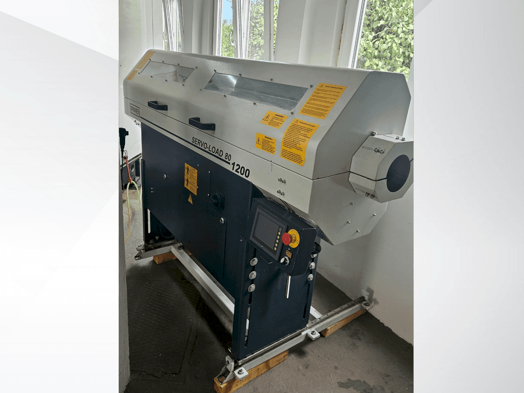 Frontansicht der SPINNER SERVO-LOAD 80-1200 Maschine