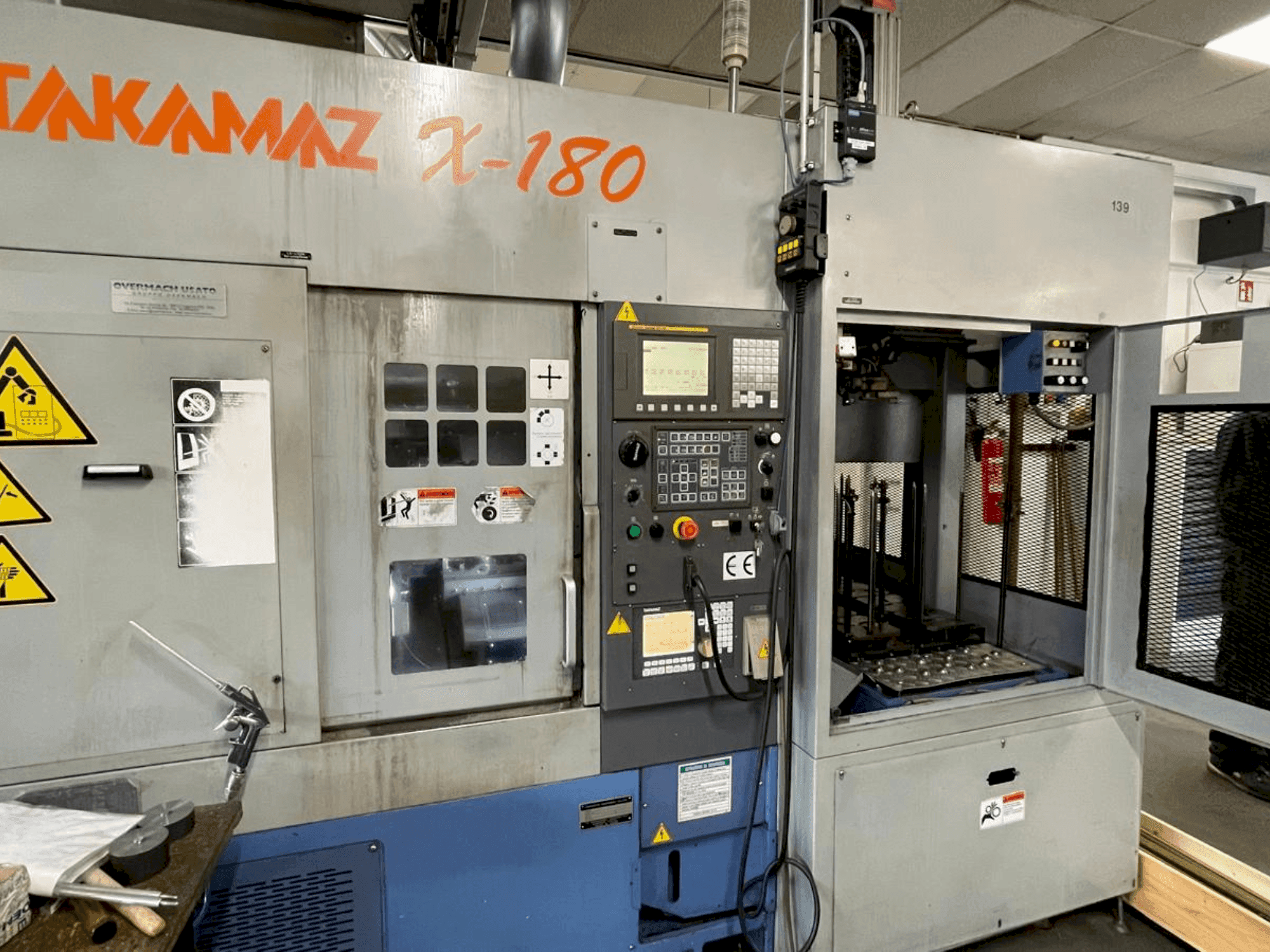 Frontansicht der Takamaz X-180 Maschine