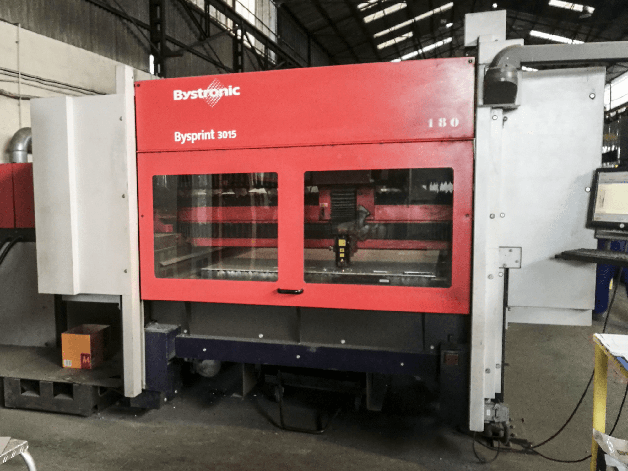 Frontansicht der Bystronic BySprint 3015 Maschine