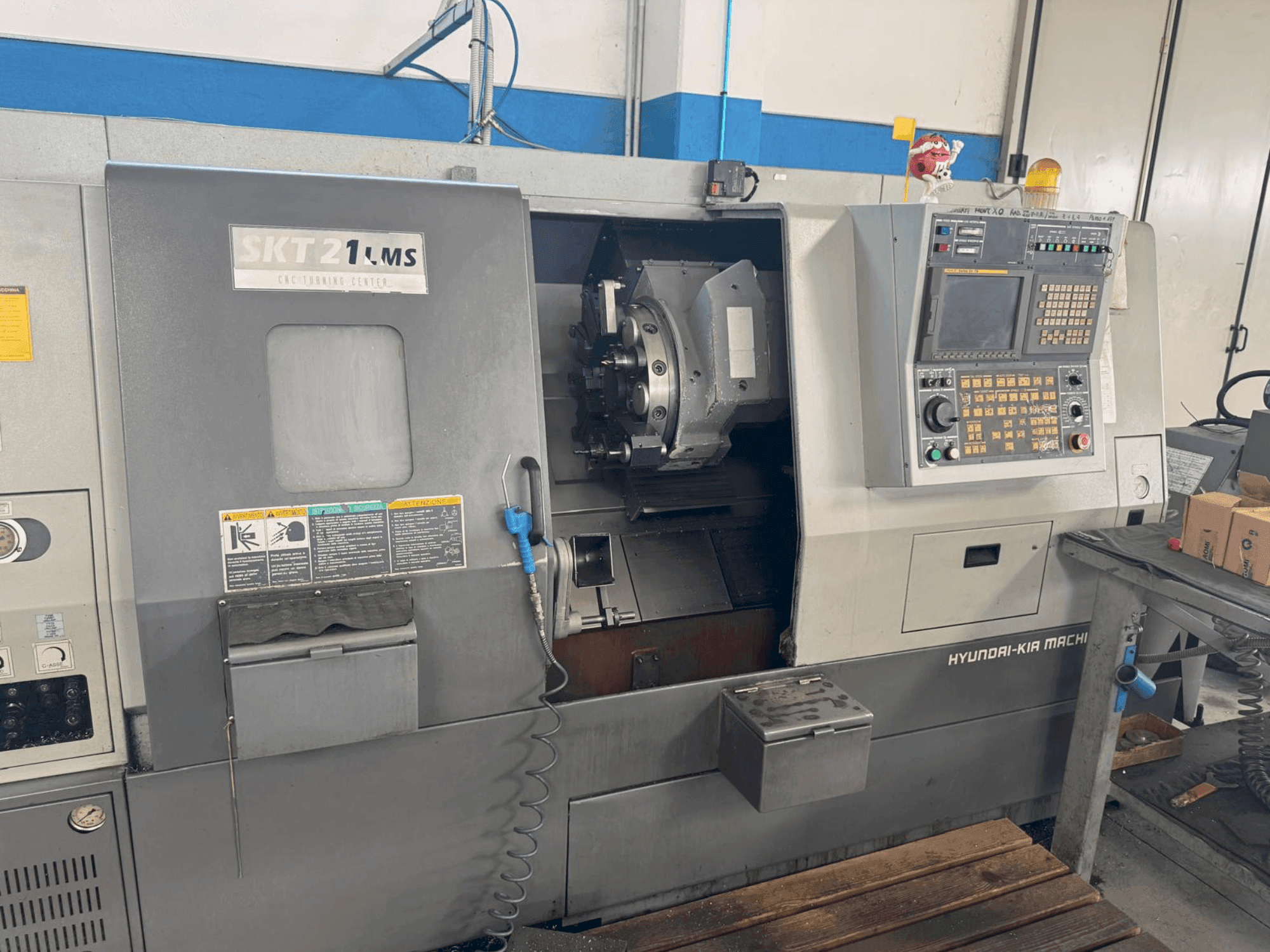 Frontansicht der HYUNDAI KIA SKT 21 LMS Maschine