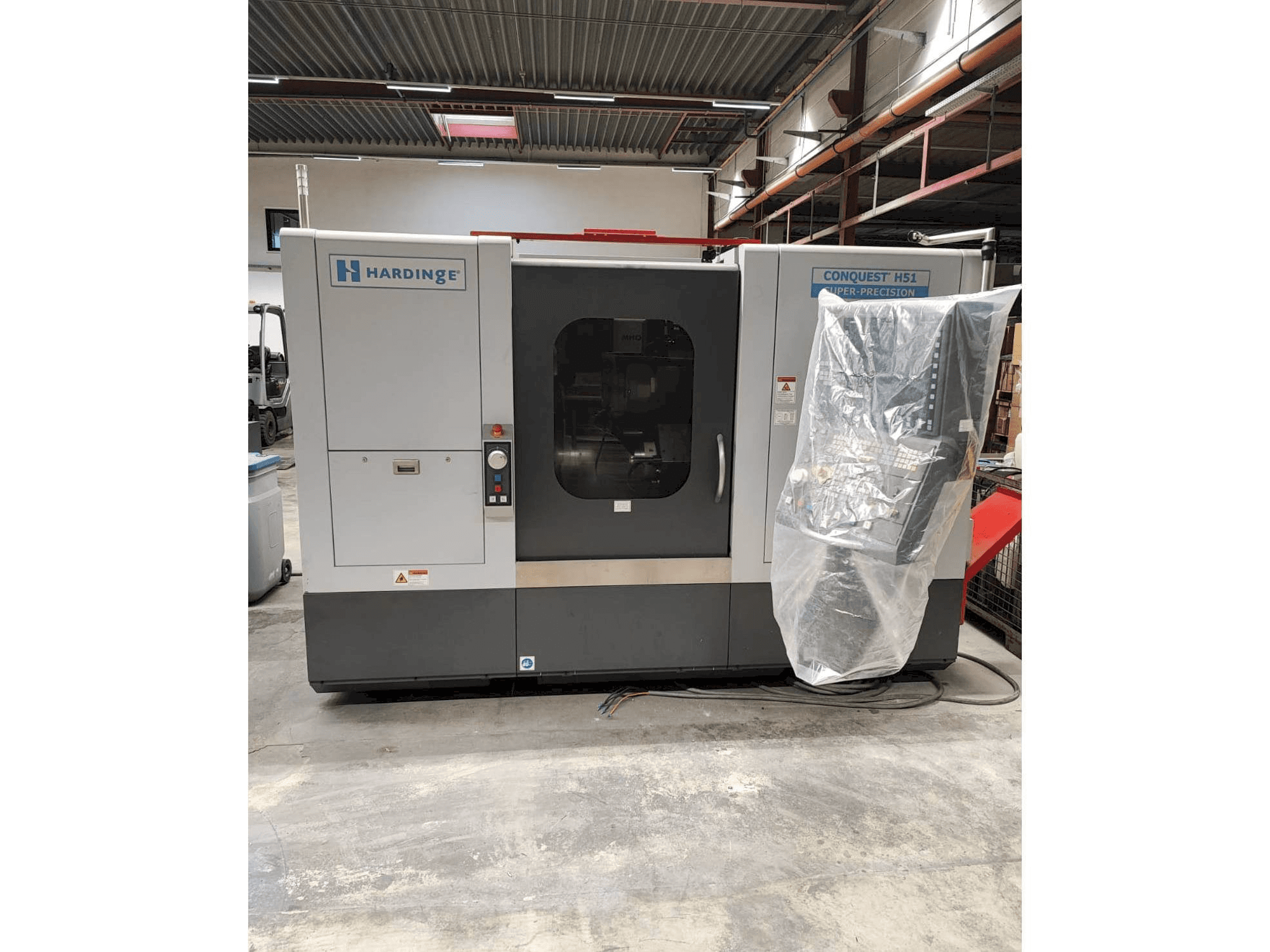 Frontansicht der HARDINGE CONQUEST H51 Maschine