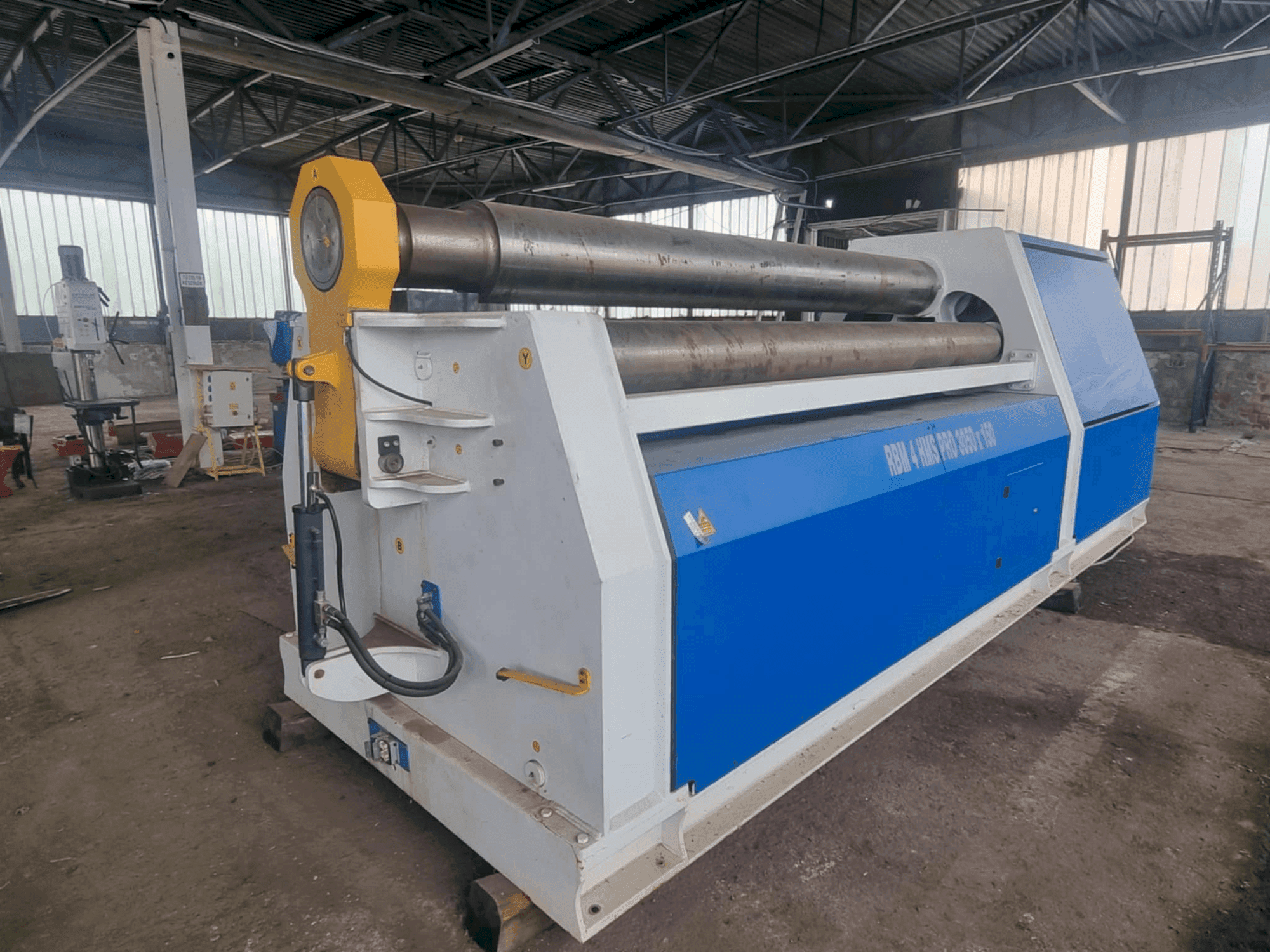 Frontansicht der Metallkraft RBM 4 HMS Pro 3050-150 Maschine