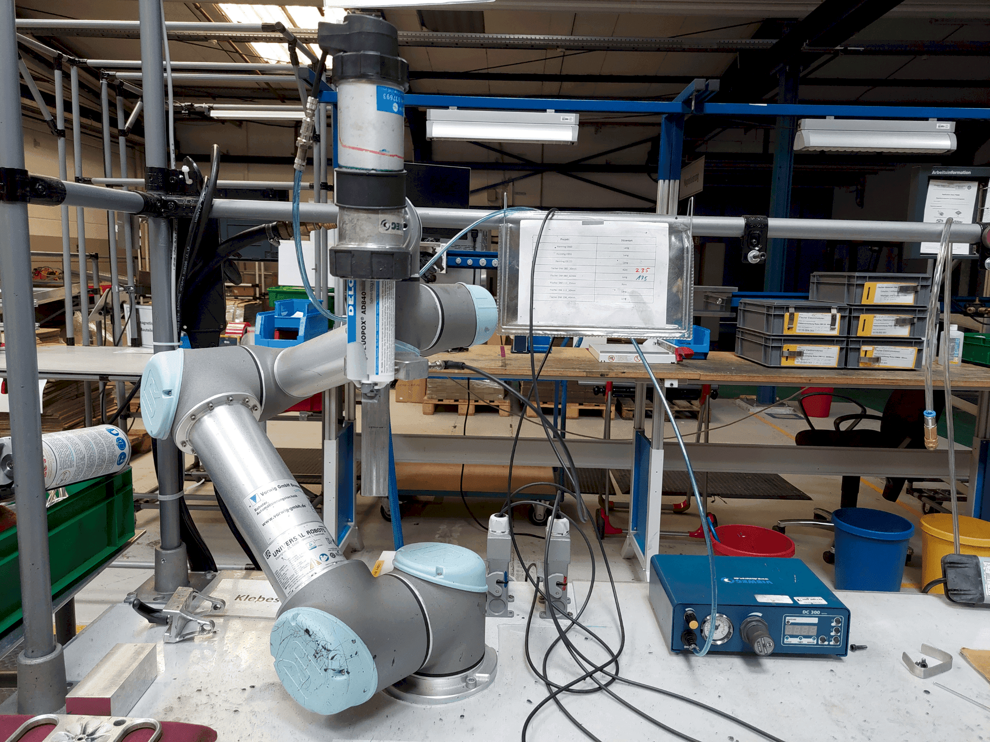 Frontansicht der Universal Robots UR5 Maschine