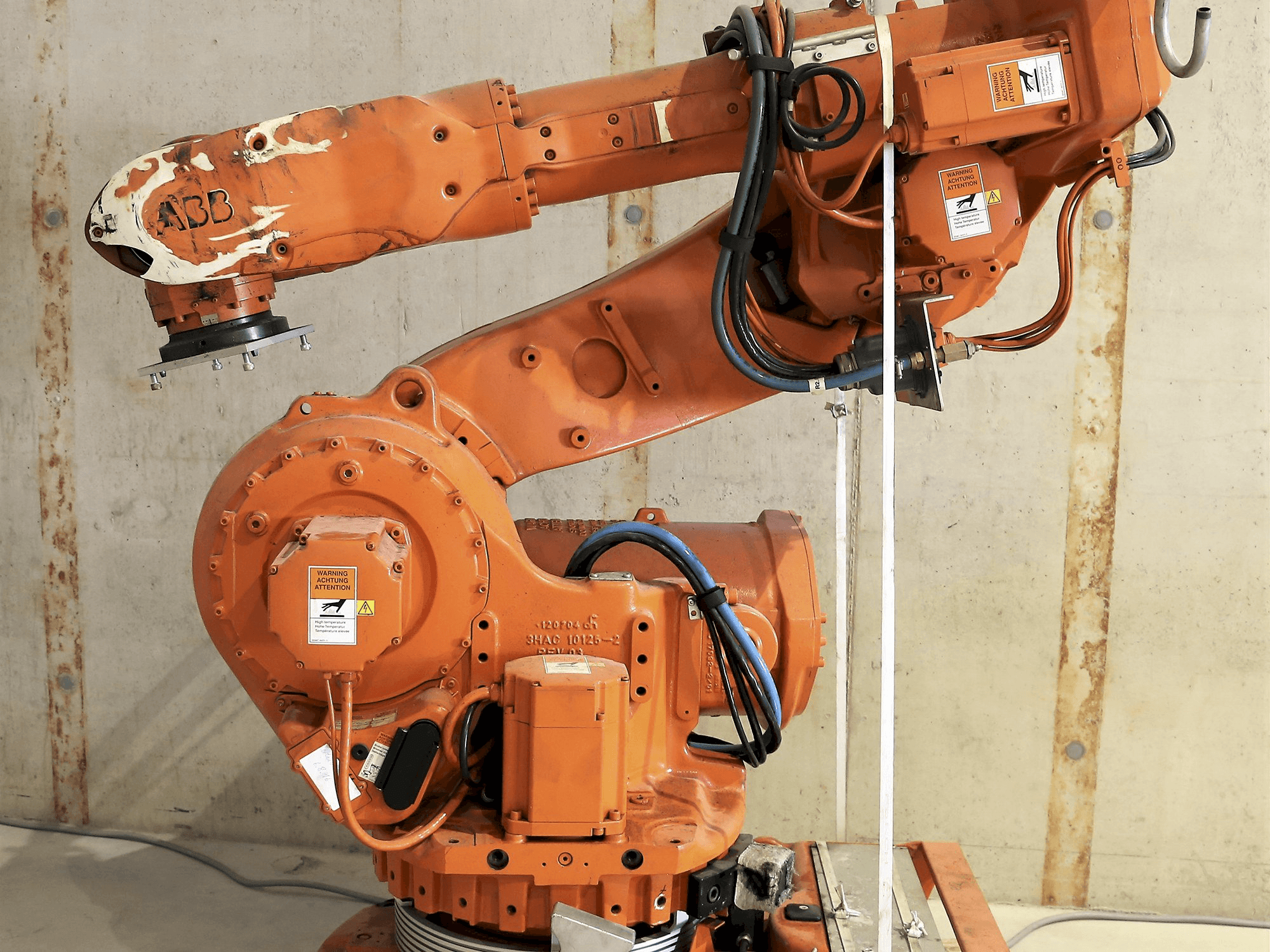 Frontansicht der ABB 6600 Maschine